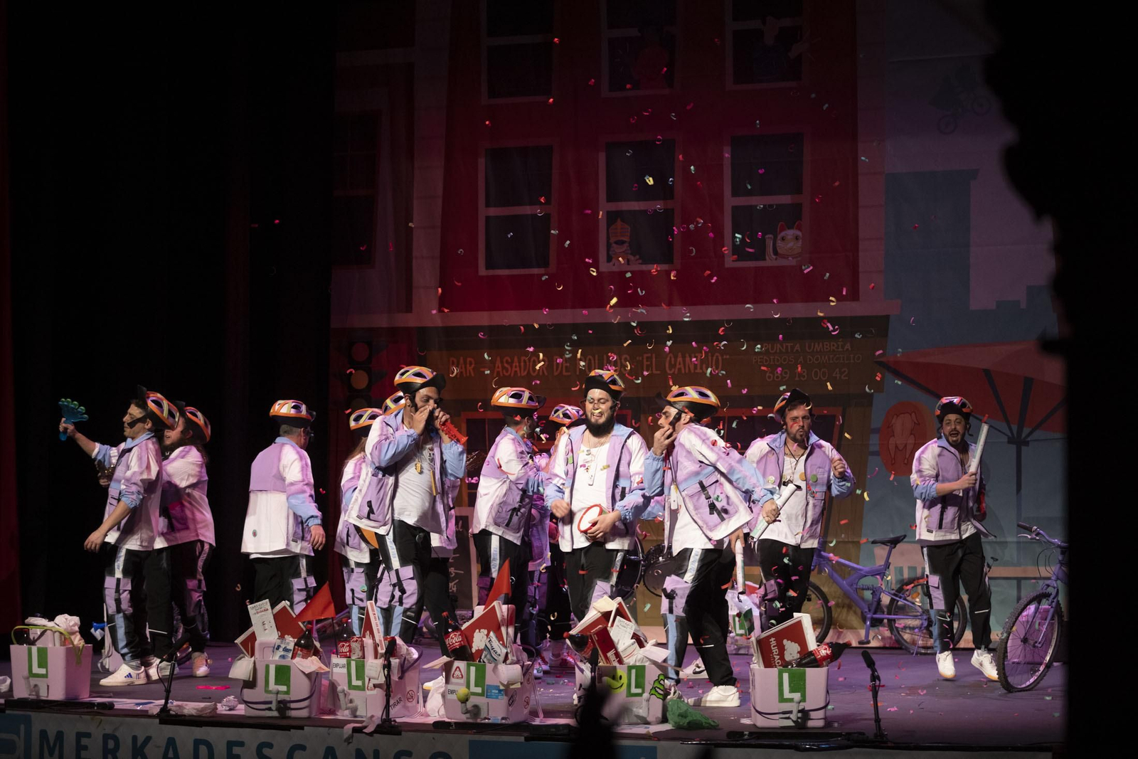 Imágenes de la actuación de la murga de Huelva '#QuedatEnCasa' en el Carnaval Colombino