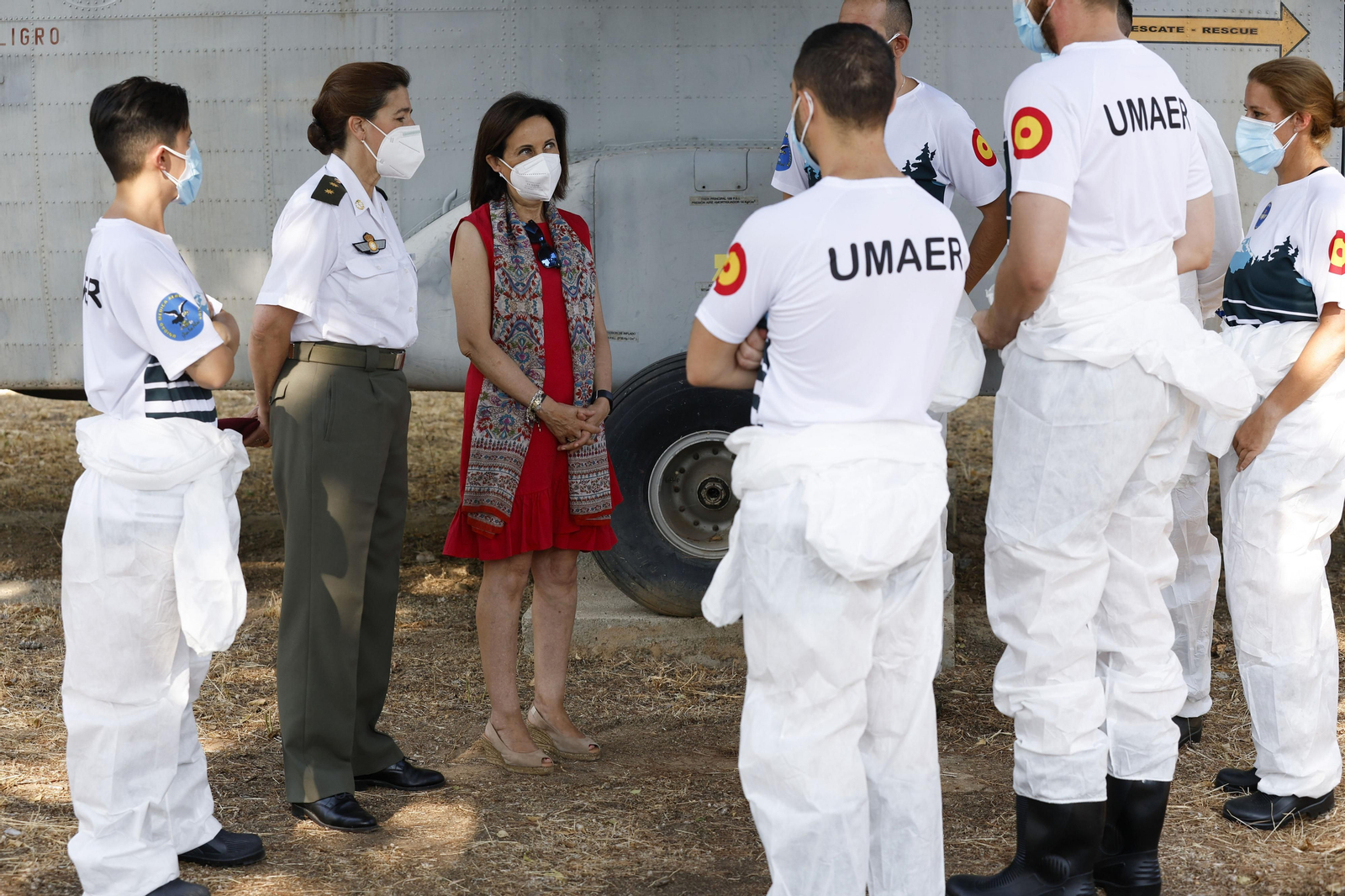 La ministra de Defensa, Margarita Robles (3i), conversa con miembros de la Unidad Médica de Aeroevacuación (UMAER) este martes en la Base Aérea de Torrejón (Madrid).