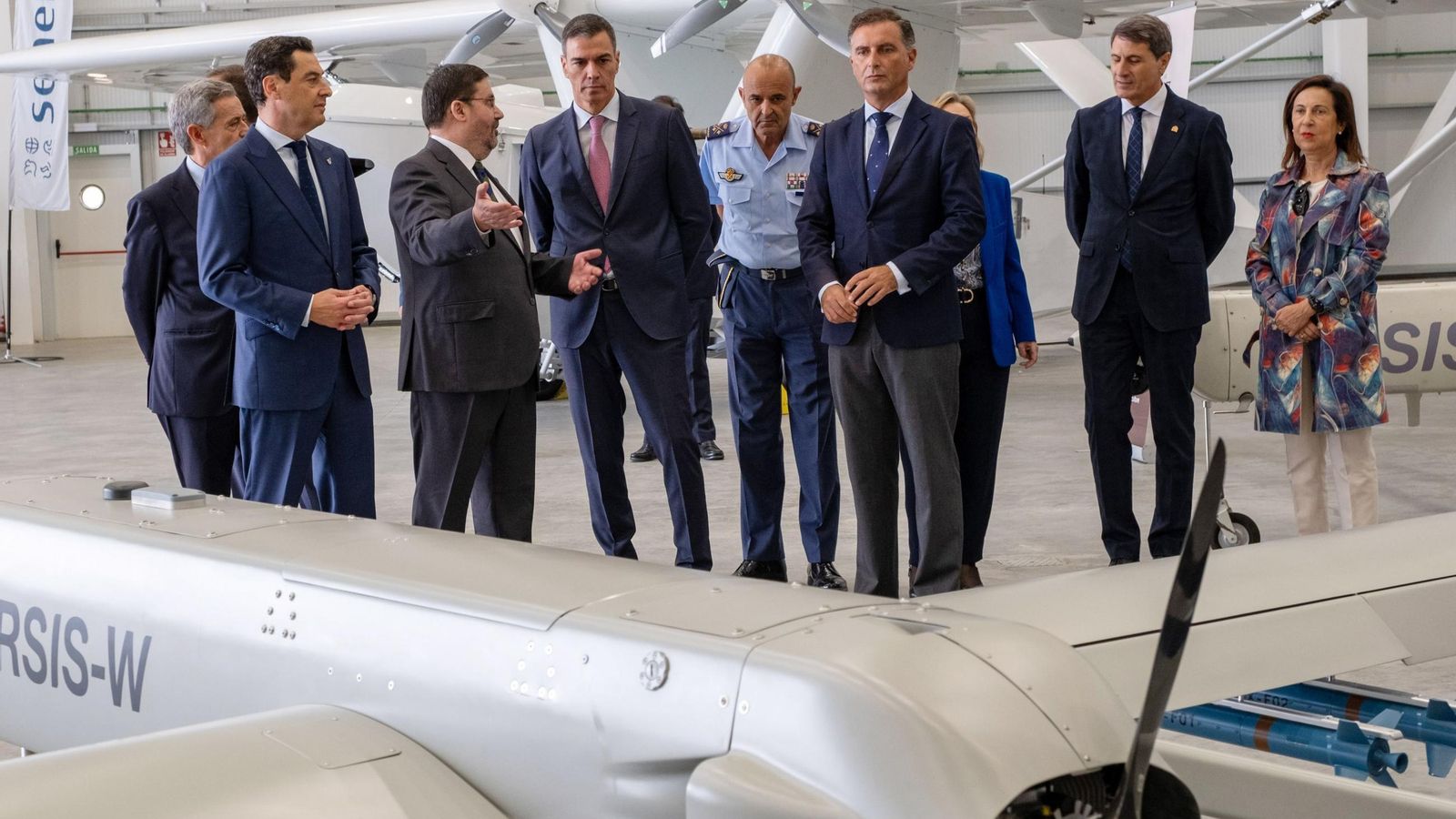 Las autoridades observan el Tarsis de Aertec el día de la inauguración del CEUS.