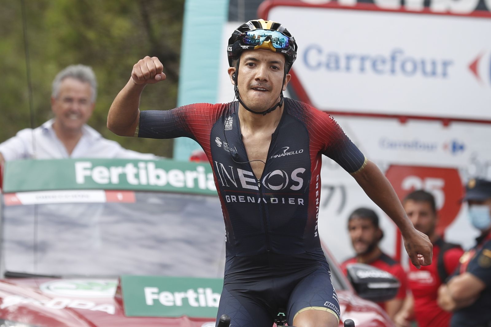 El ecuatoriano Richard Carapaz (Ineos) se impone vencedor de la duodécima etapa de la Vuelta Ciclista a España 2022 disputada entre Salobreña y Peñas Blancas, en Estepona, de 192,7km de recorrido.