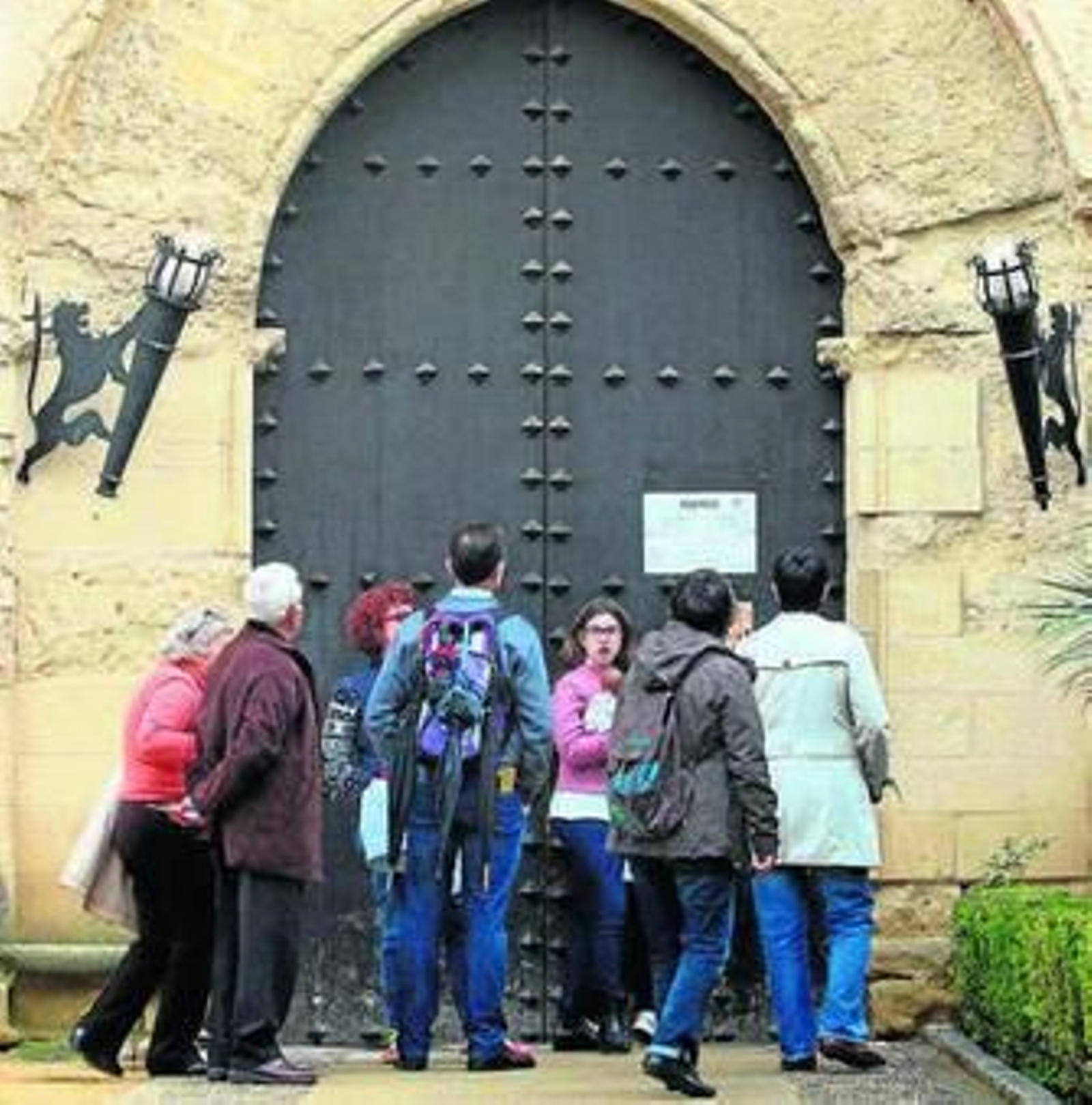 Turistas a las puertas del Alcázar, cerrado en otro puente de este año.