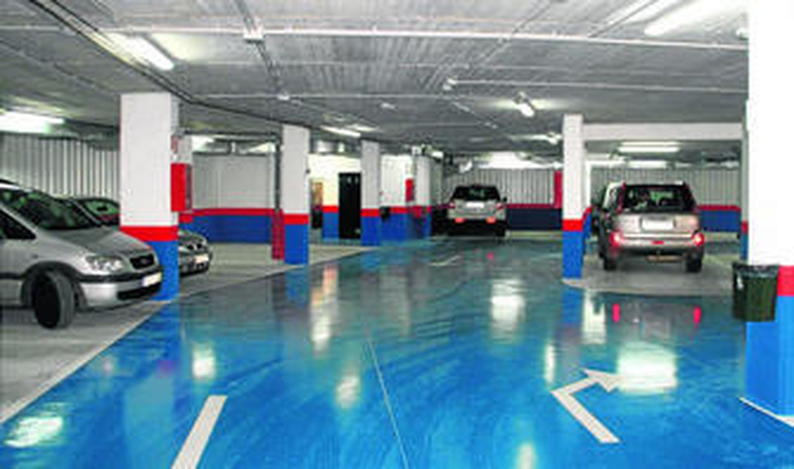 Interior del aparcamiento de Las Lagunas de Mijas.