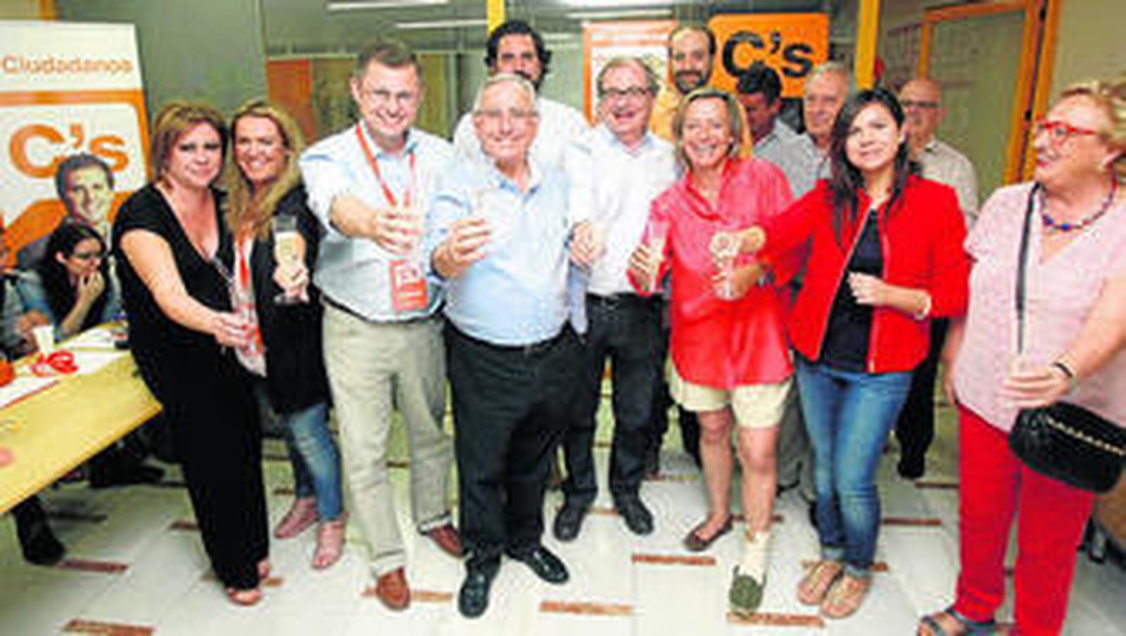 José Luis Vilches celebra los resultados con su equipo.