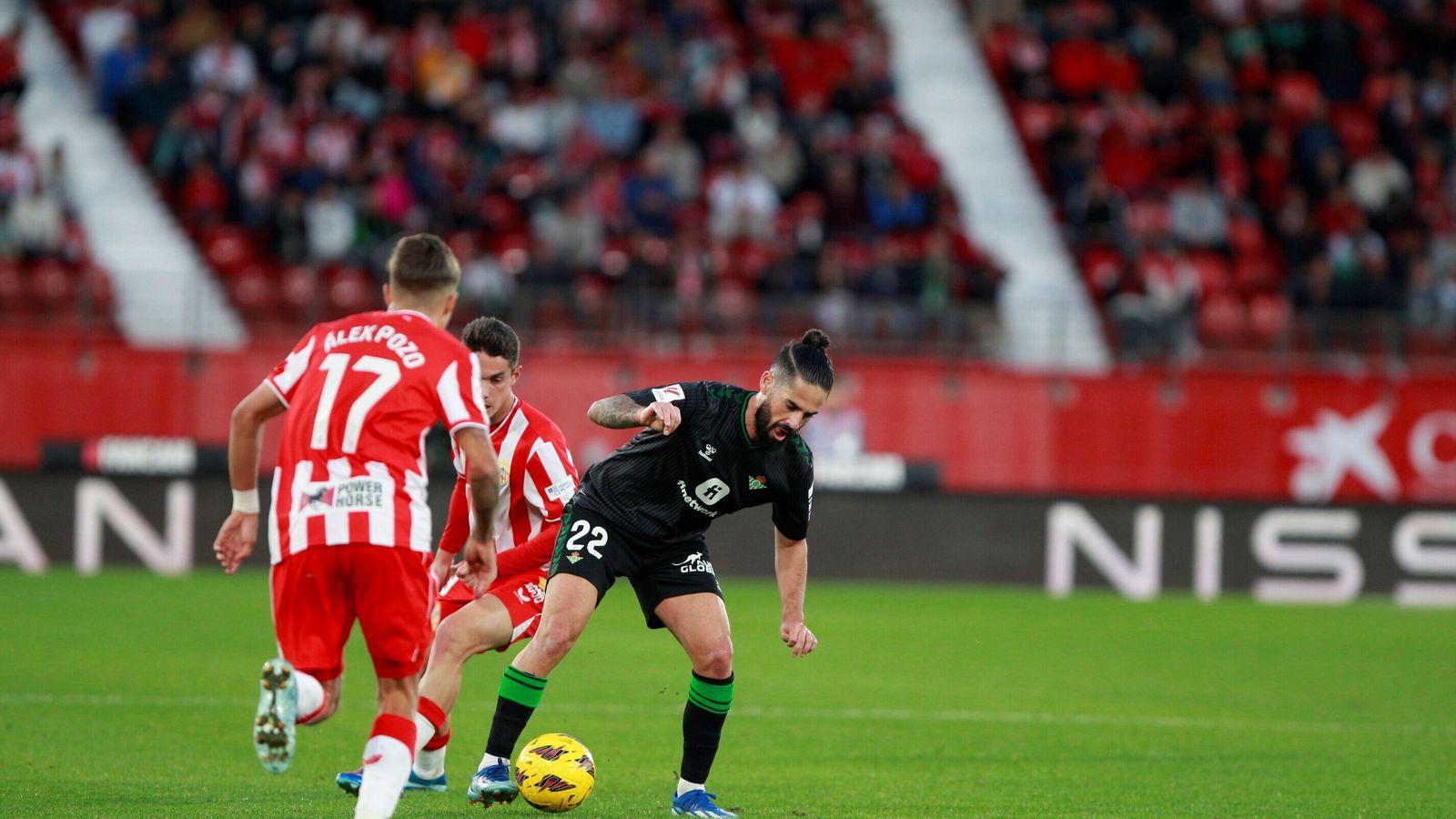 Isco trata de dominar un balón ante Arribas y Pozo.