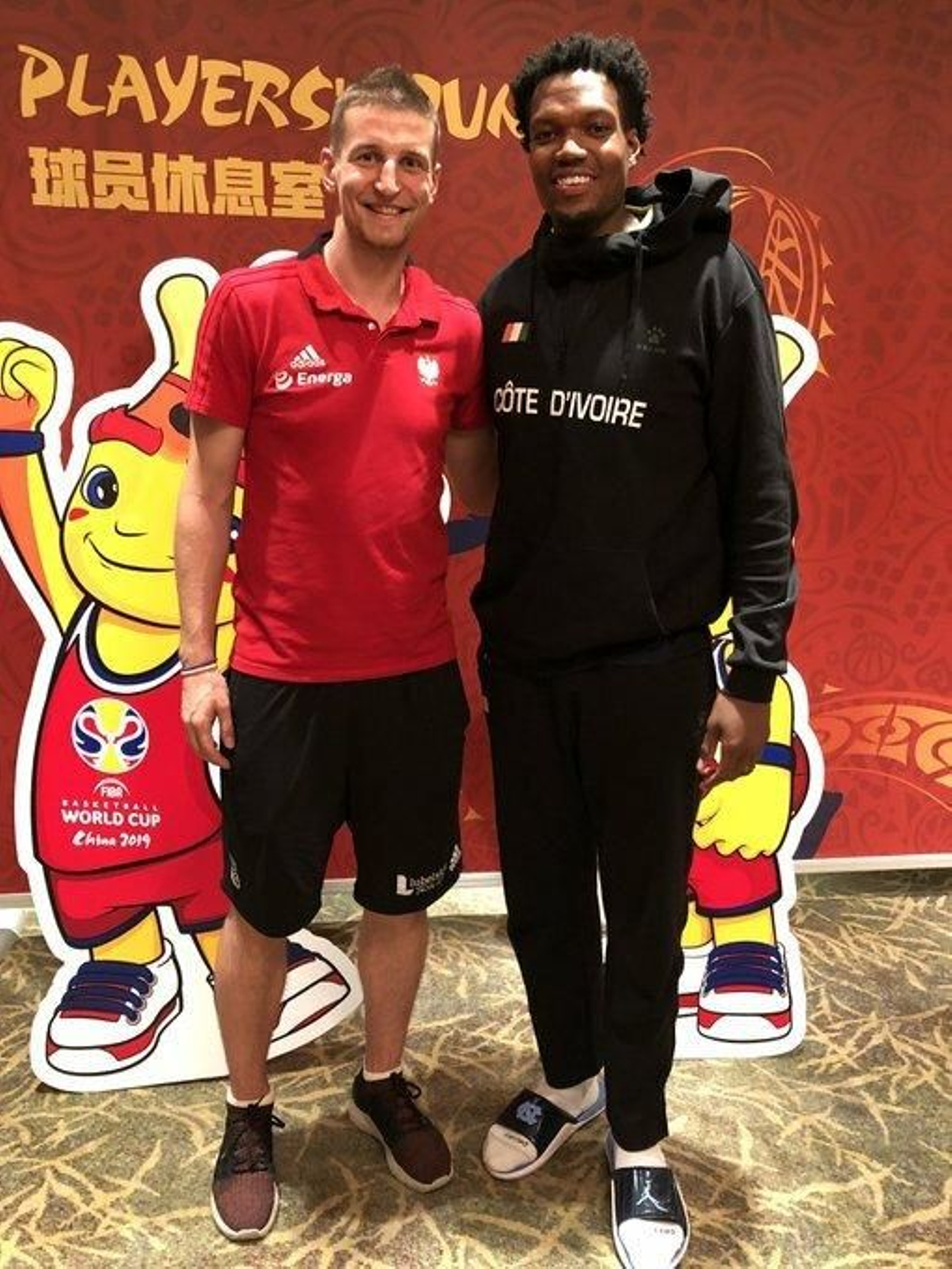 Adam Waczynski y Deon Thompson, tras el Polonia-Costa de Marfil.