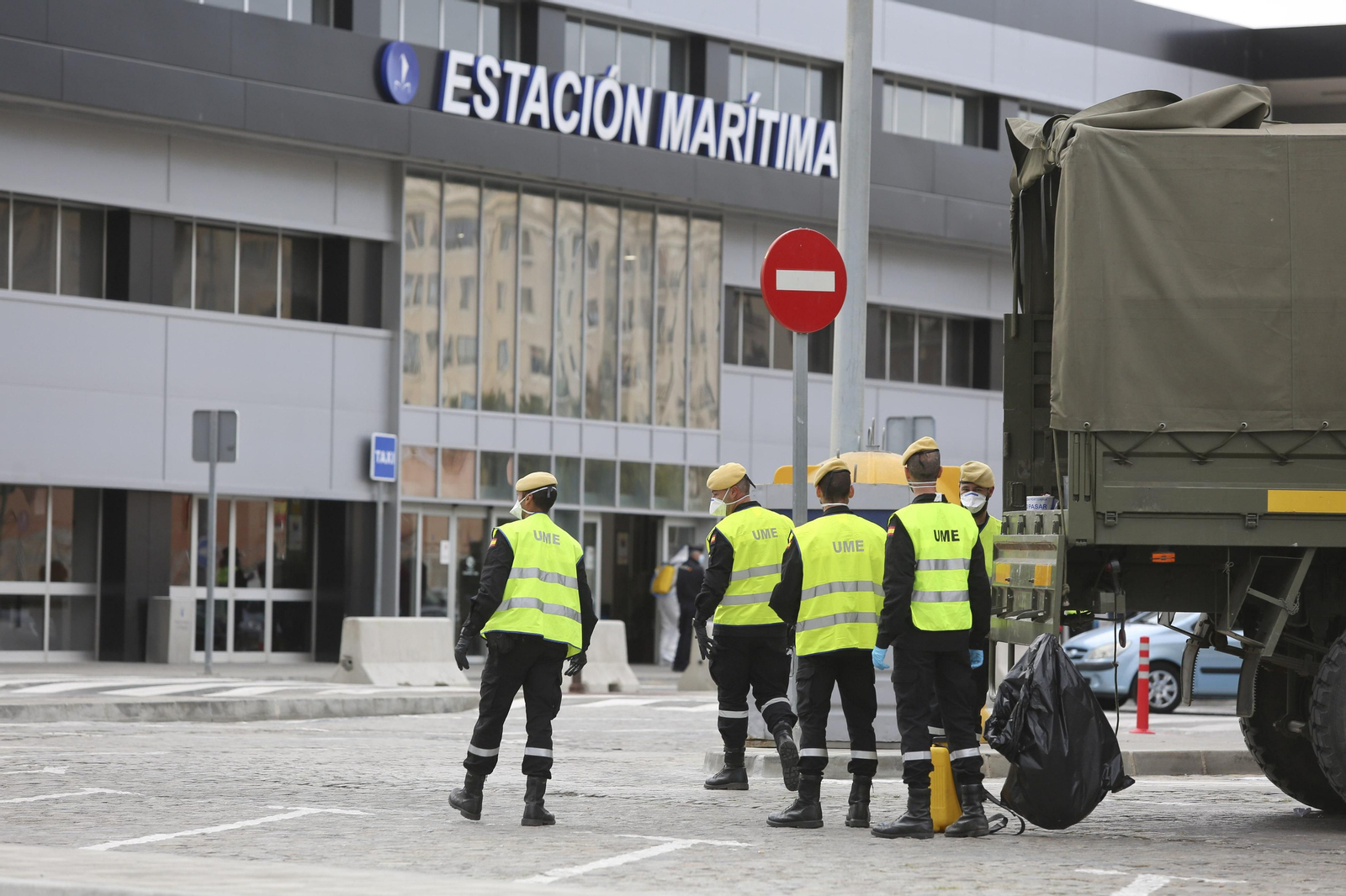 La UME desinfecta en Málaga la estación de autobuses y el puerto, en fotos