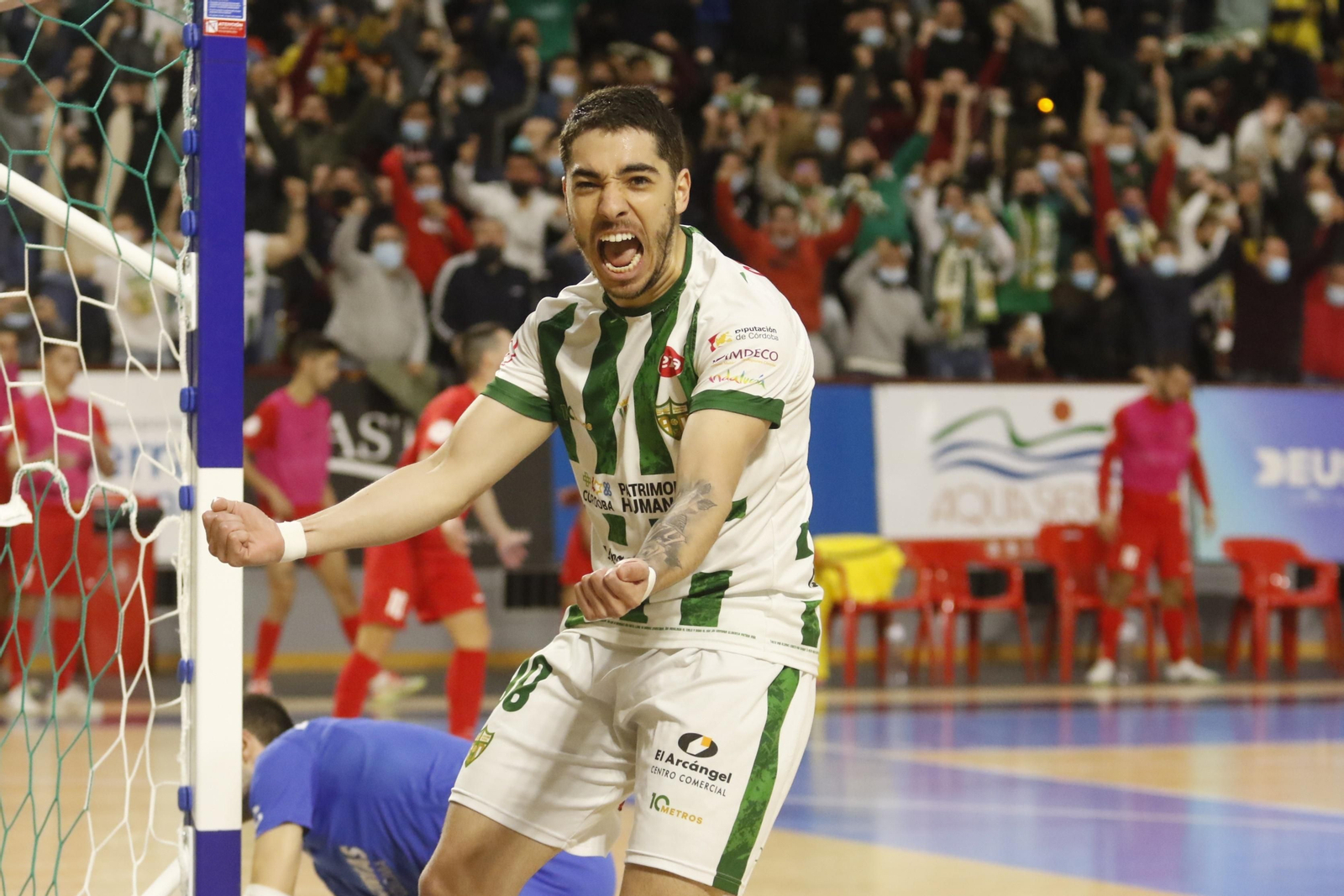 Lucas Perin celebra un gol durante un partido de esta temporada.