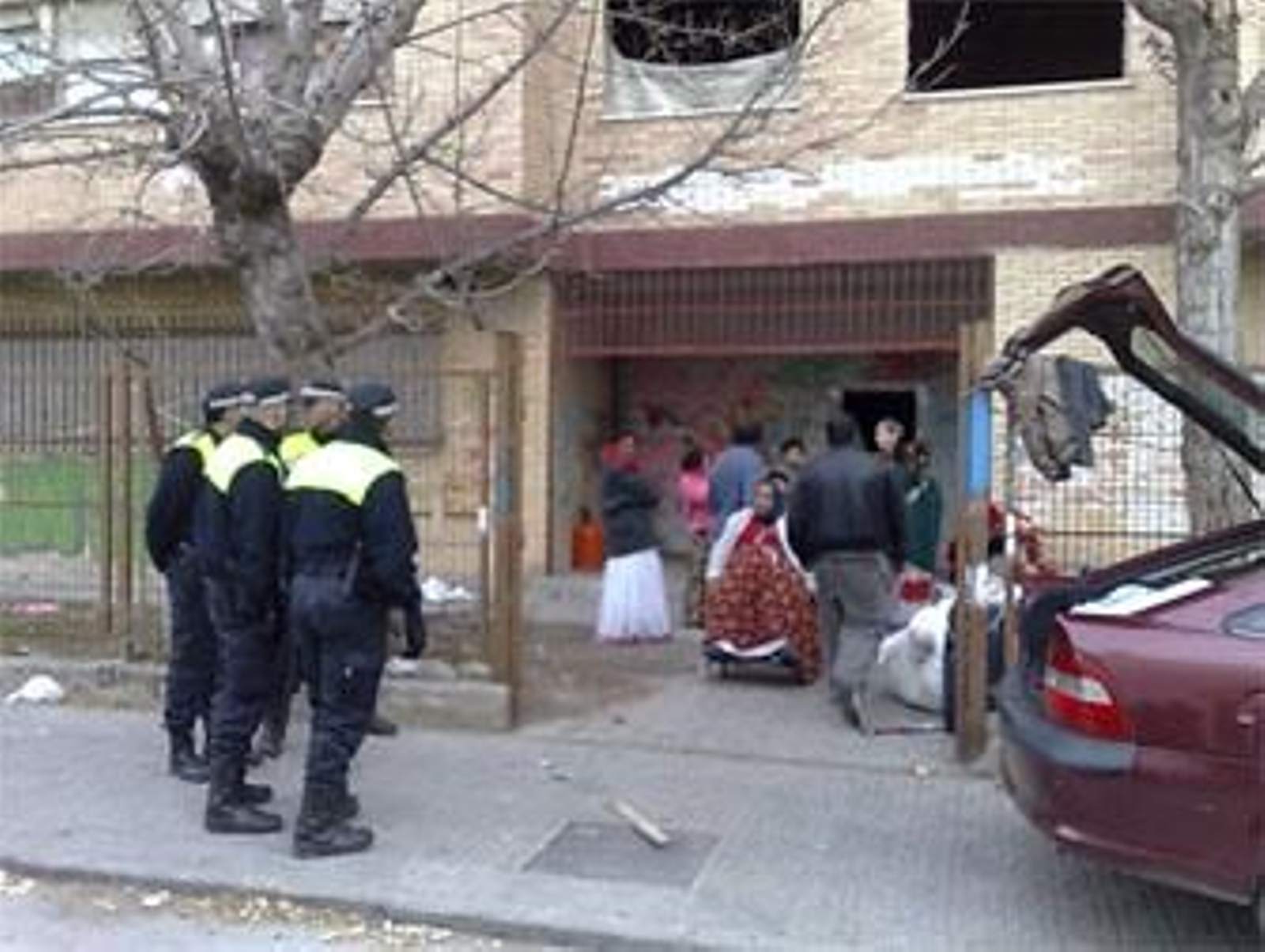 La Policía Local desaloja a 18 rumanos del antiguo colegio Veleta del Zaidín