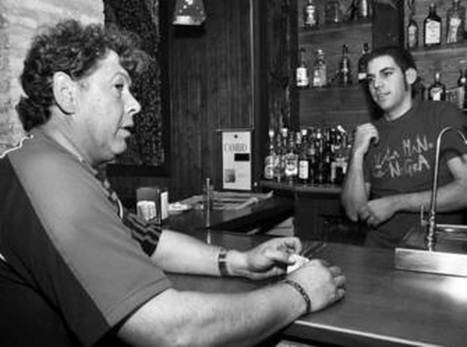 Gerena ve moverse una mano negra