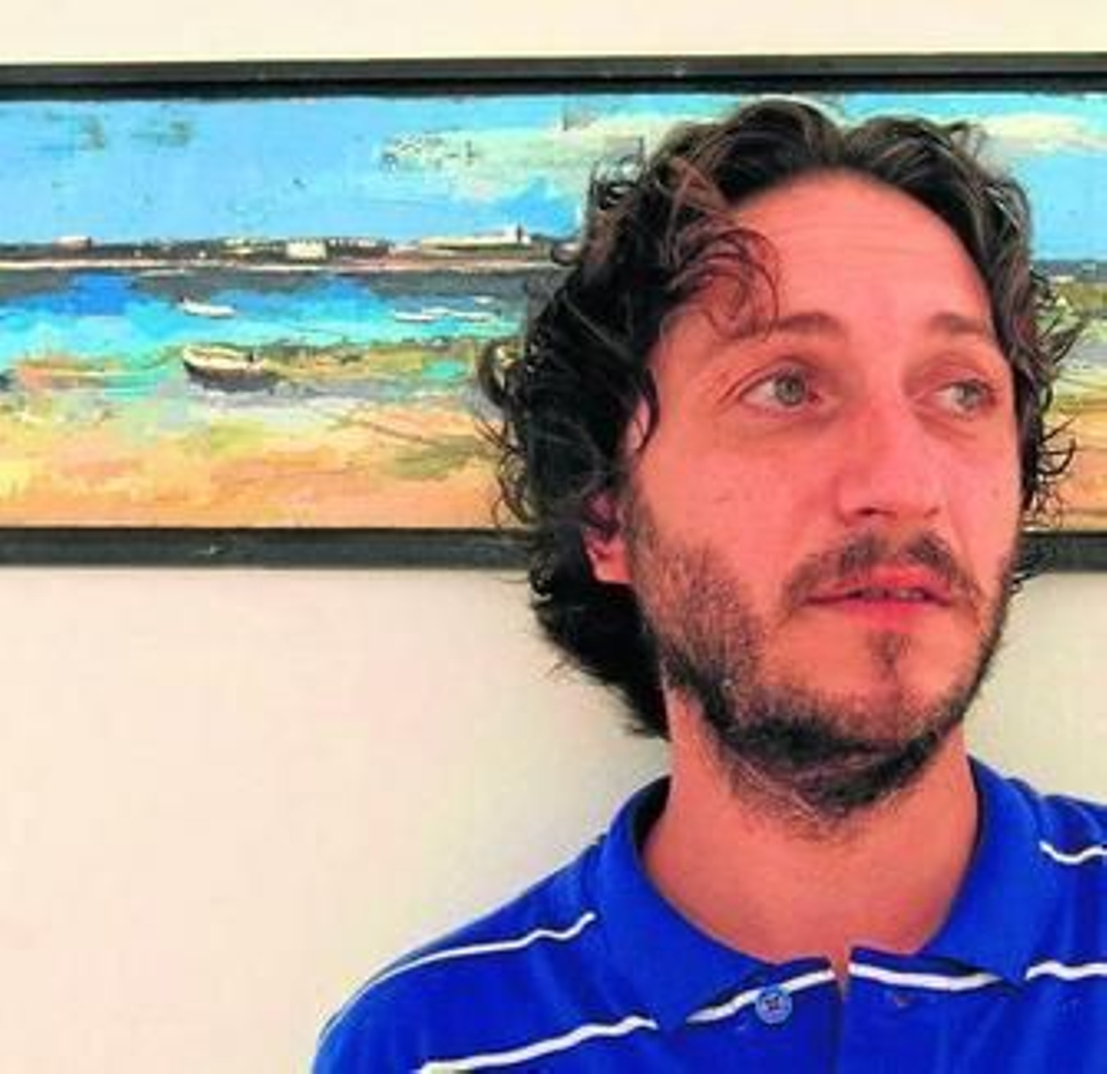 El autor sevillano junto a uno de sus paisajes pictóricos.