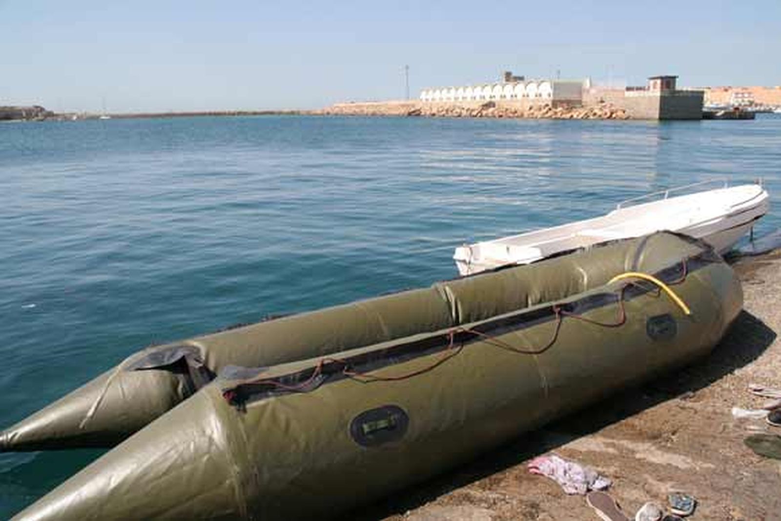 Los inmigrantes, entre los que se encontraba dos menores y dos embarazadas, pretendía cruzar el Estrecho a bordo de una zodiac

Foto: Shus Teran