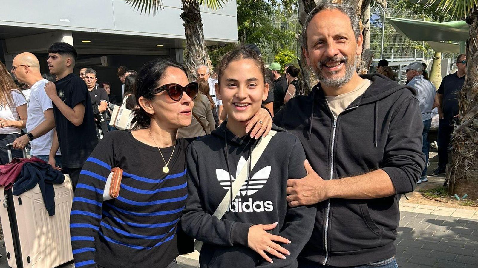 Maya, con sus padres, el día que se incorporó al servicio militar obligatorio en Israel.