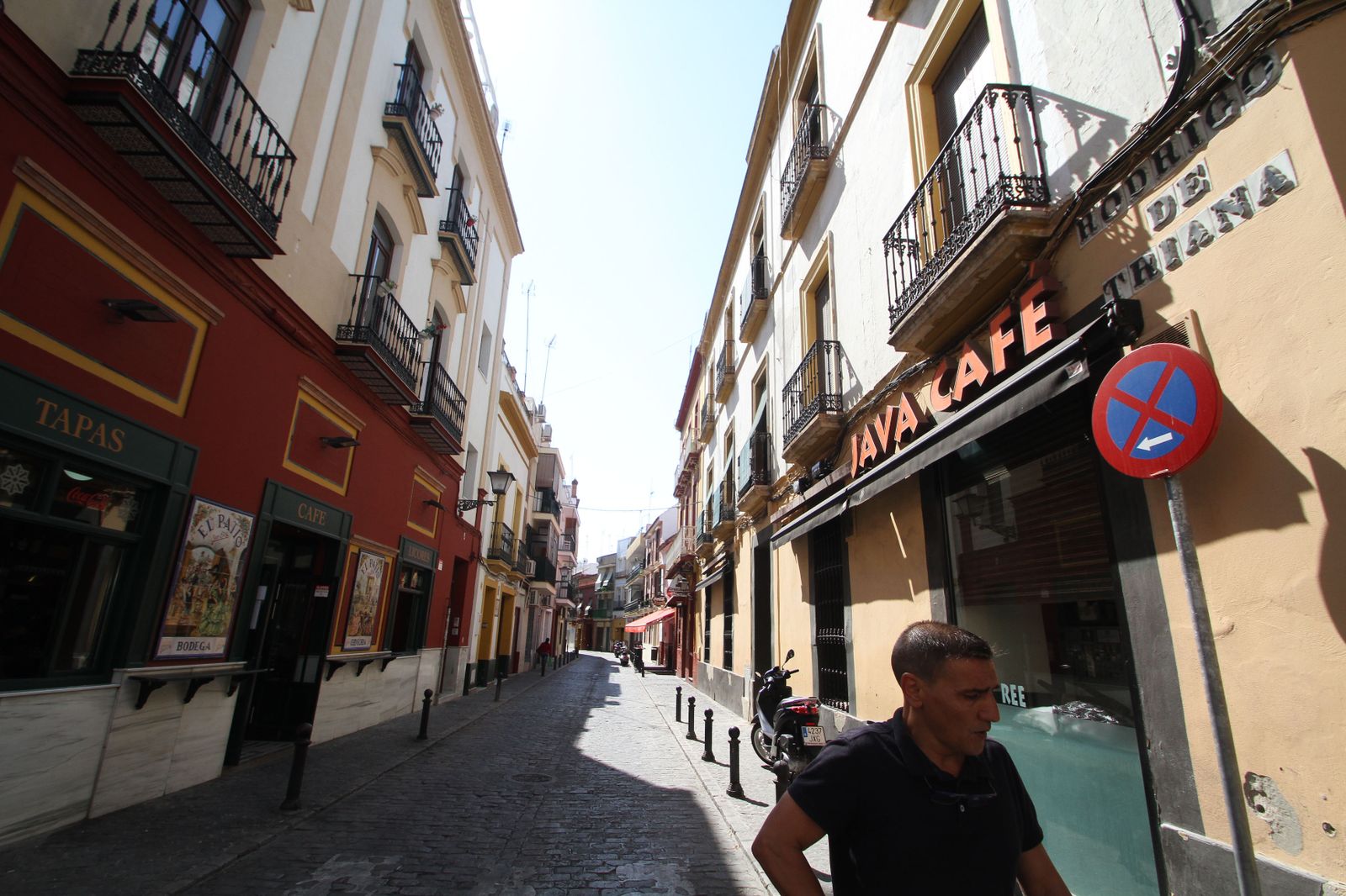 La calle Rodrigo de Triana en su extremo con la calle San Jacinto.