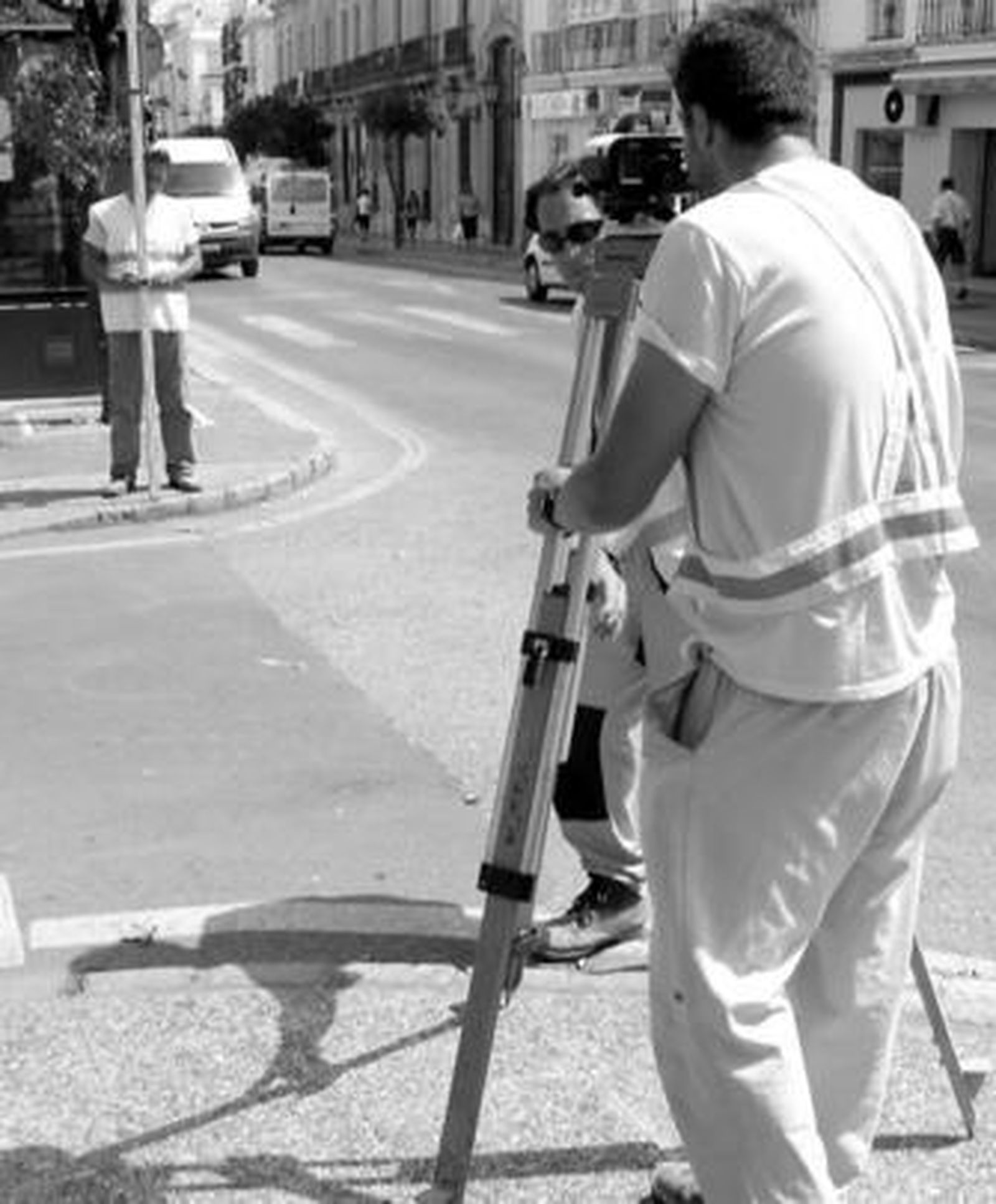 Operarios de la adjudicataria, ayer, mientras realizan las últimas mediciones en la calle Real.