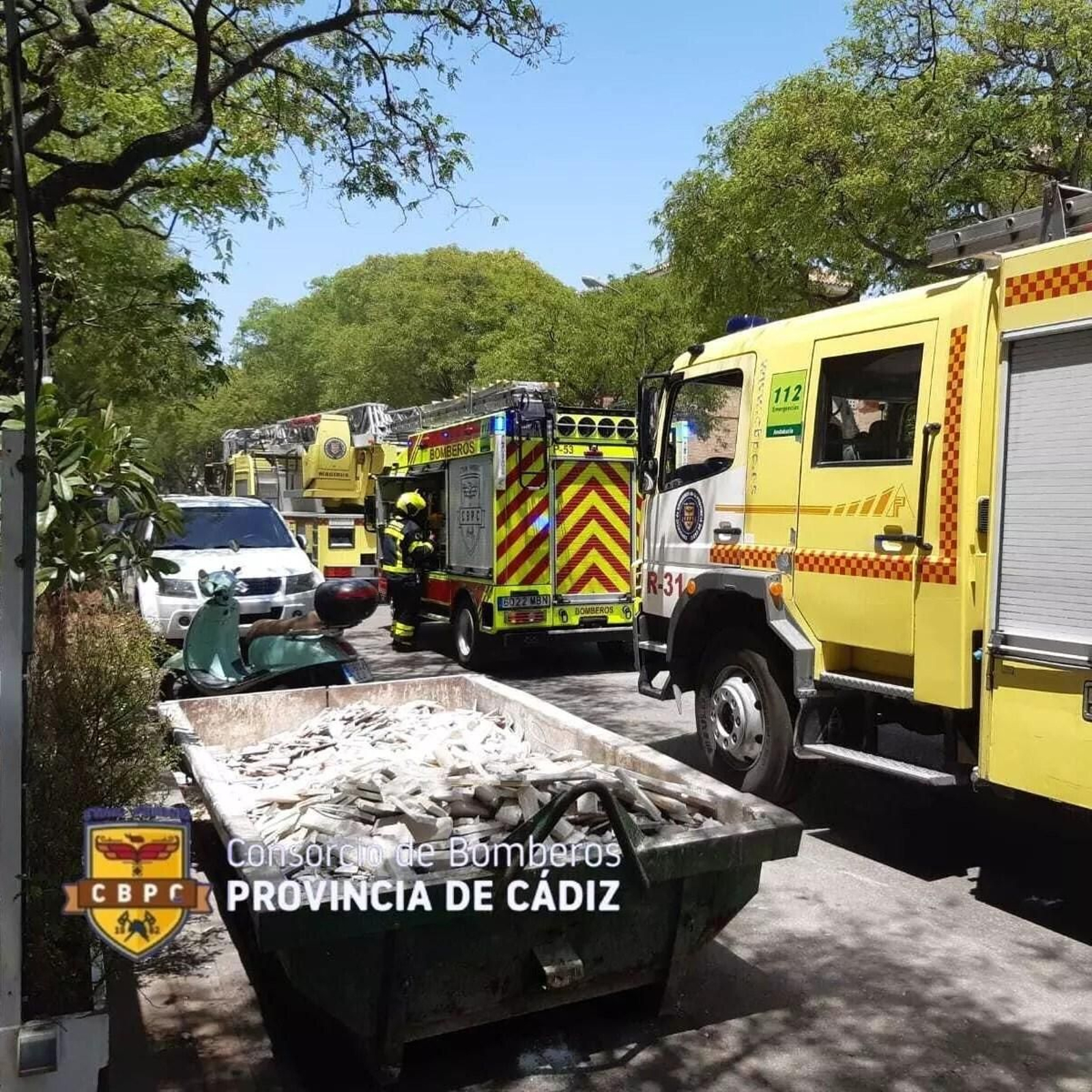 Los bomberos, durante su actuación en la avenida Cruz Roja.