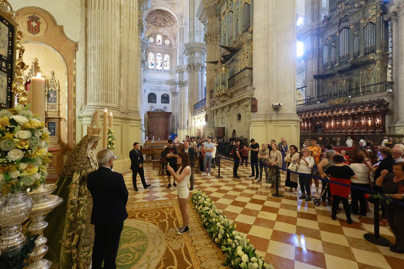 La Esperanza de Málaga ya reposa en la Catedral para recibir culto, en imágenes
