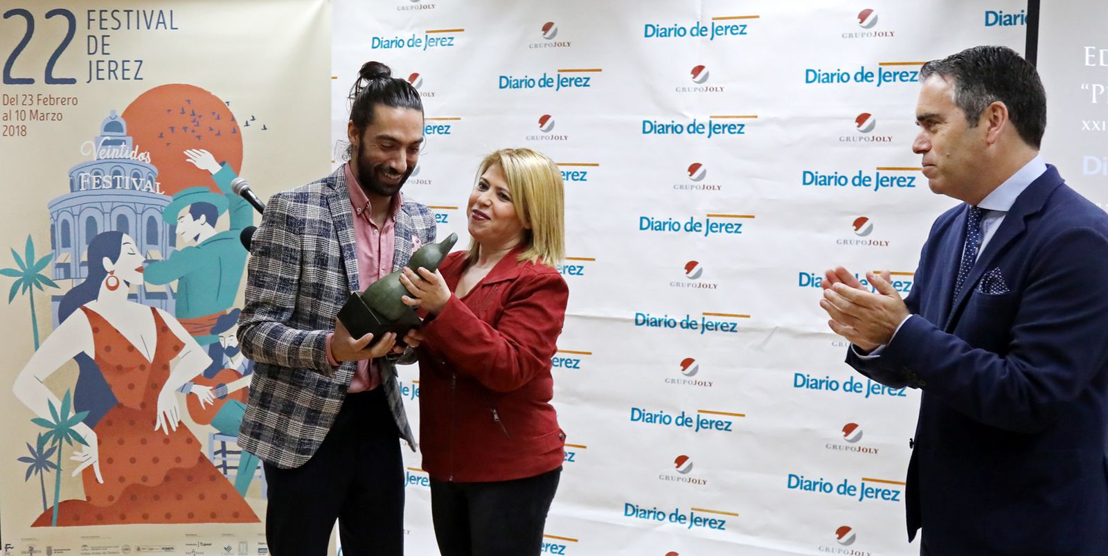 Eduardo Guerrero recibe de manos de la alcaldesa Mamen Sánchez, el Premio del Público.