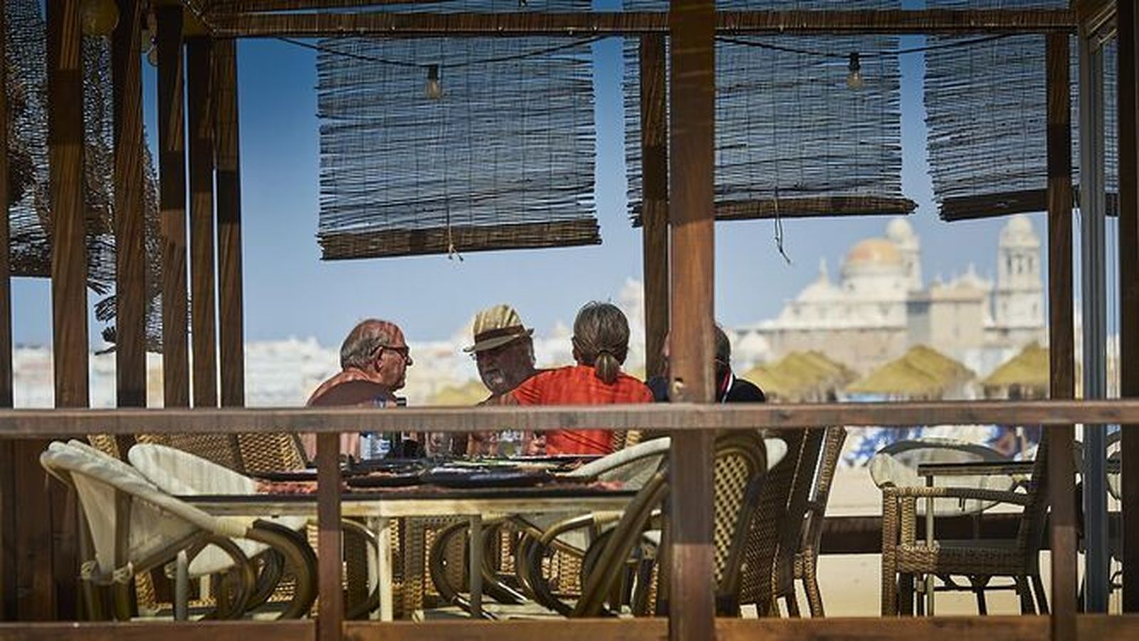 Comensales disfrutando del buen tiempo