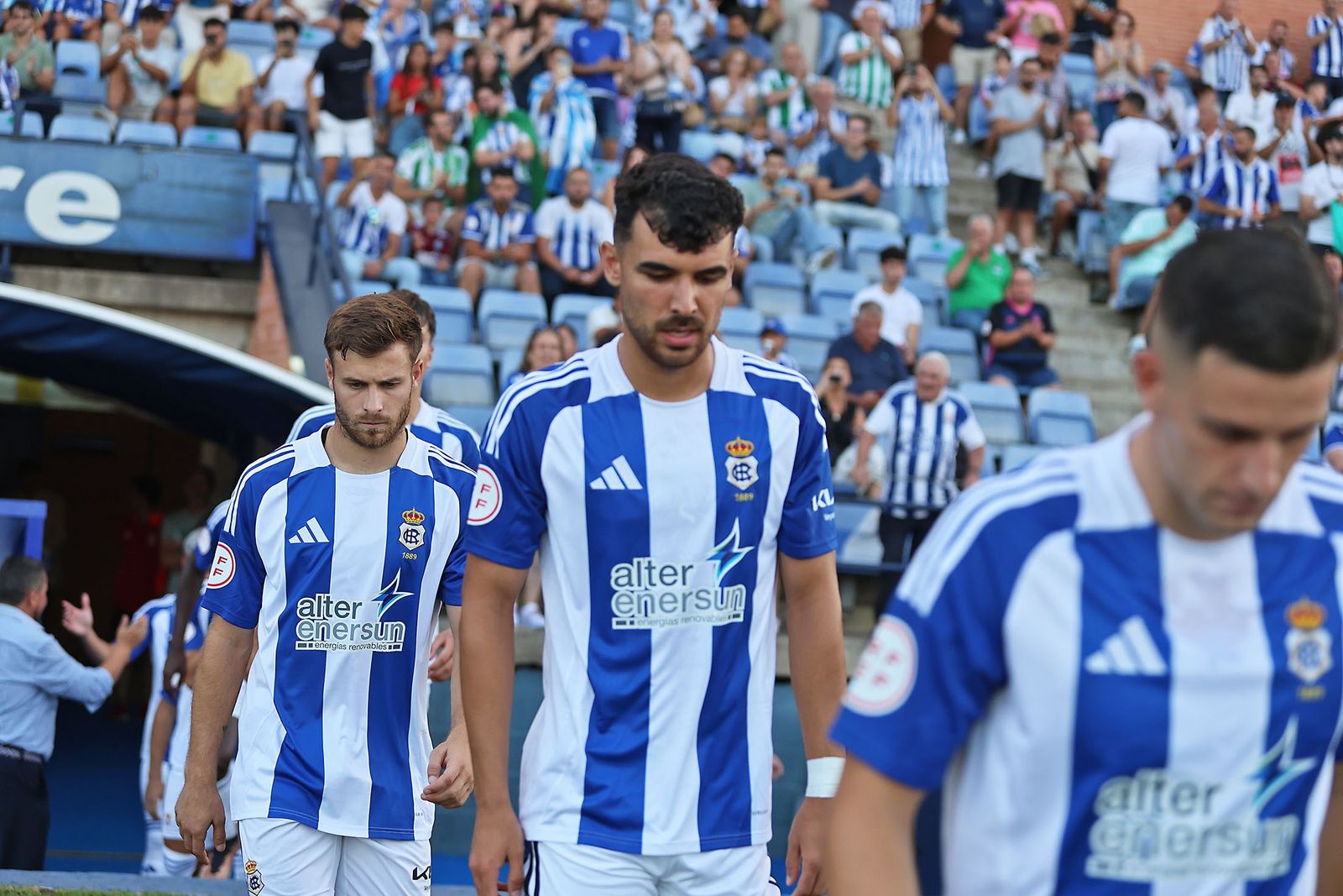 Rubén Serrano sale al césped en el Trofeo Colombino.