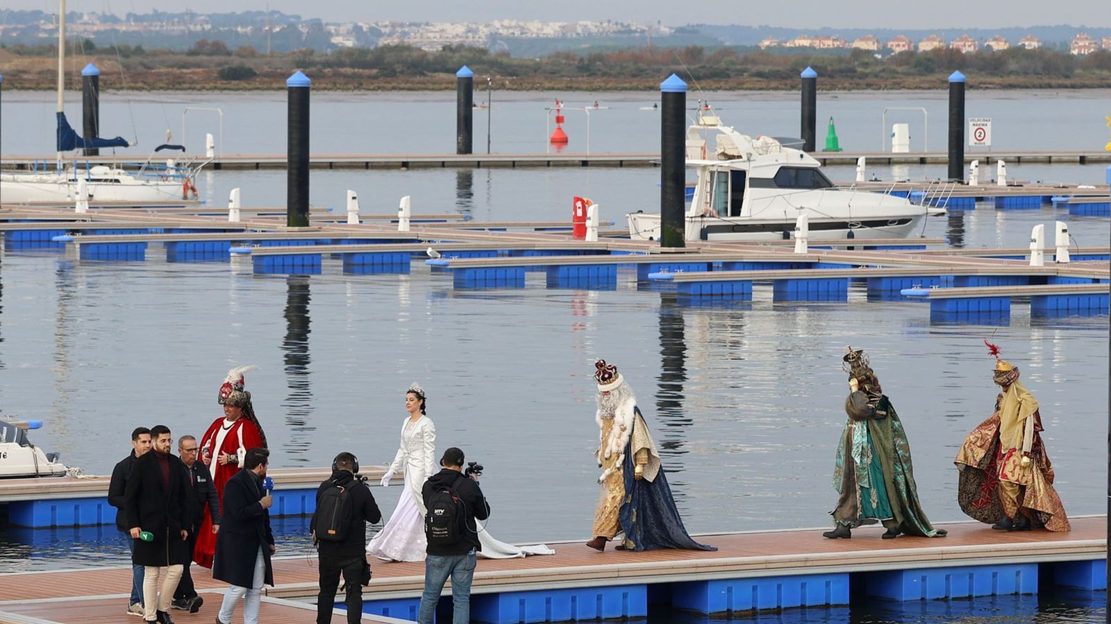 Los Reyes Magos desembarcando en la Marina Deportiva.