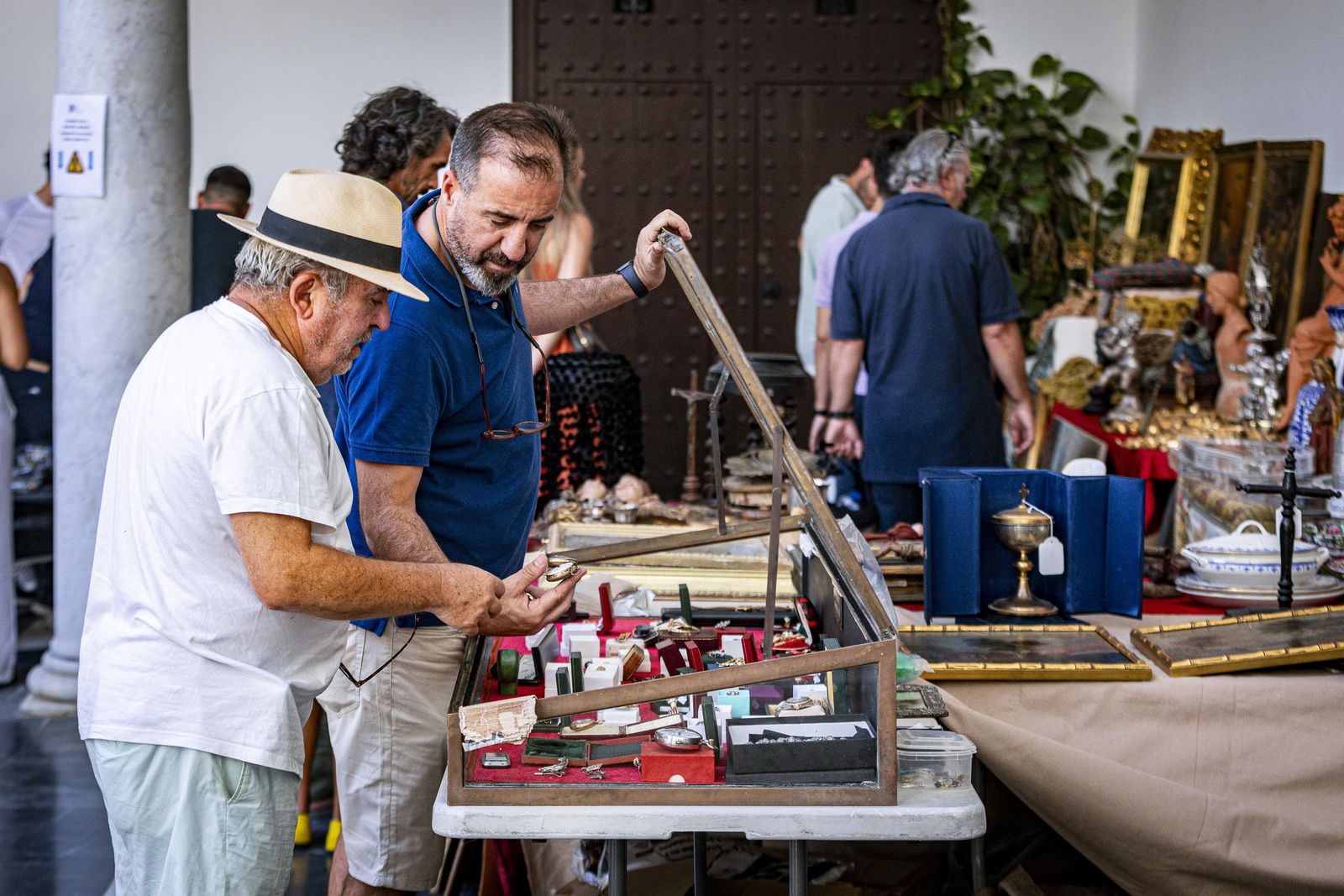 Imágenes del curioso mercadillo de antigüedades en el convento de Santo Domingo en Cádiz