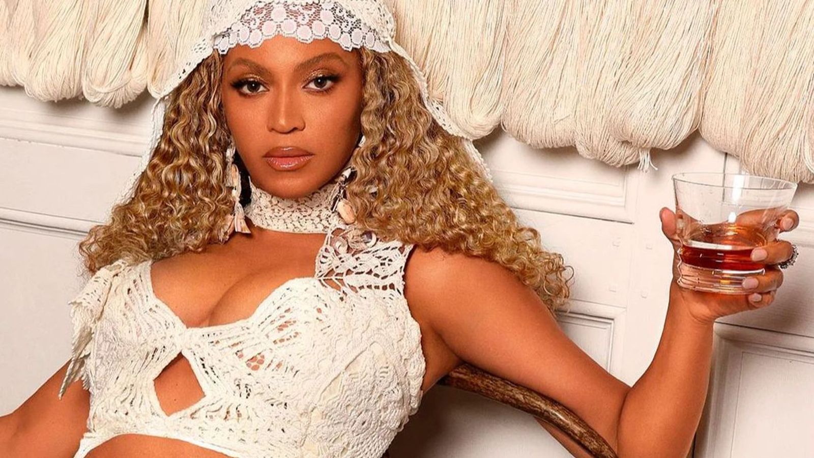 La artista promocionando su bebida alcohólica de alta calidad