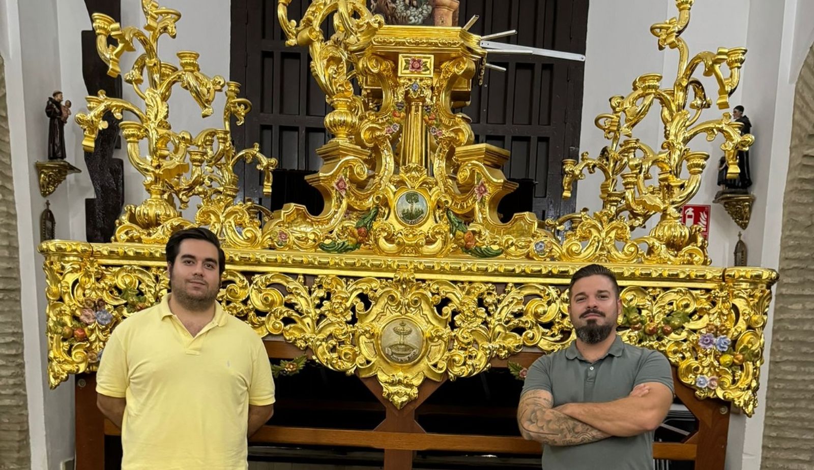 Paco Pardo ante el paso de la Virgen del Carmen