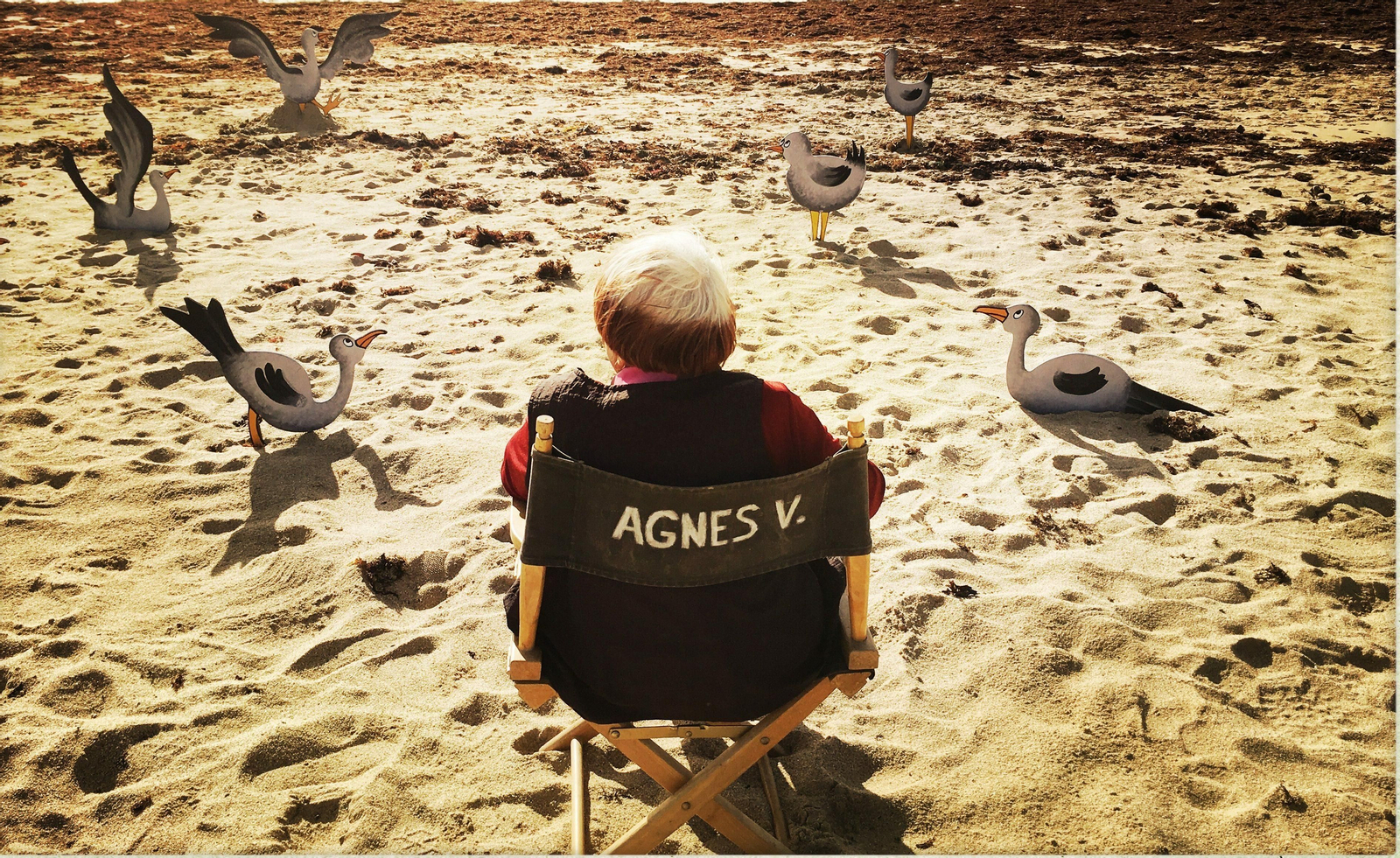 La cineasta, de espaldas, en una de las playas que tanto le gustaba filmar.