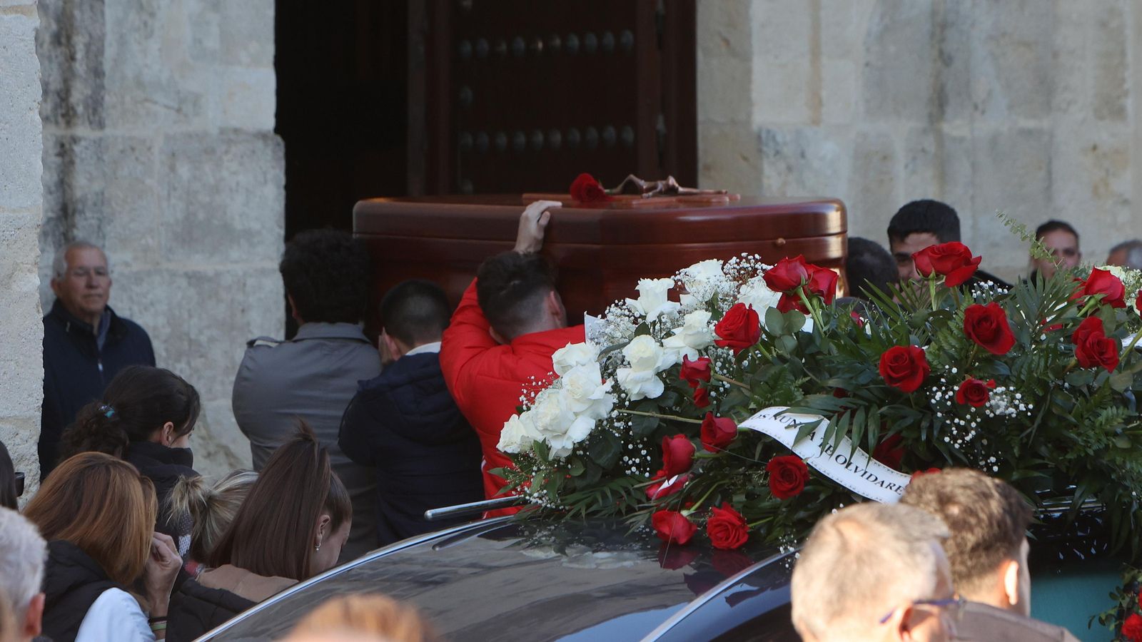 El féretro con los restos mortales de Daniel Romero entra en la iglesia de Santa María de la Oliva.