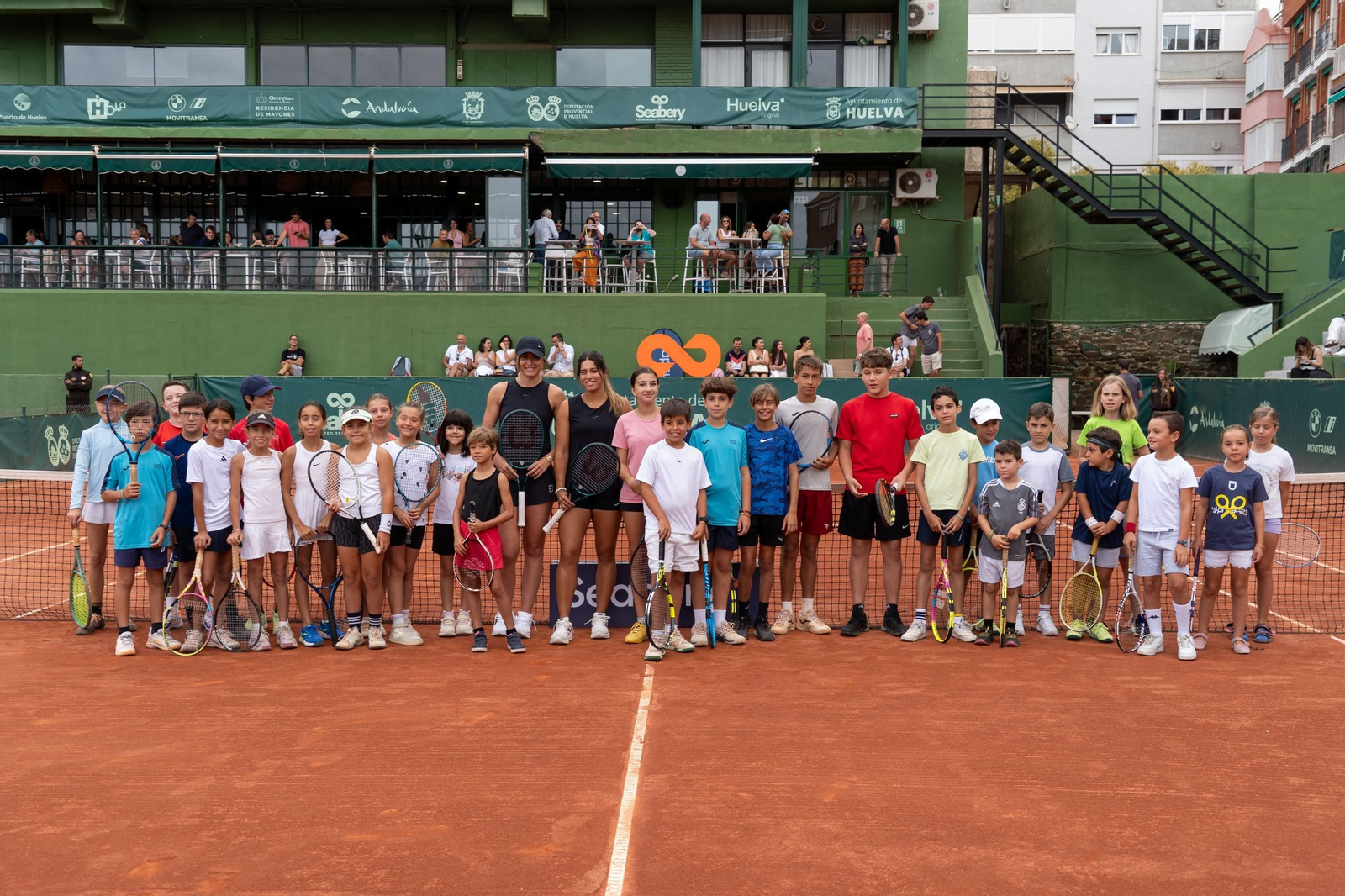 Imágenes del Clinic con Paula Badosa, Jessica Bouzas y los alumnos de la escuela del Real Club Recreativo de Tenis de Huelva  