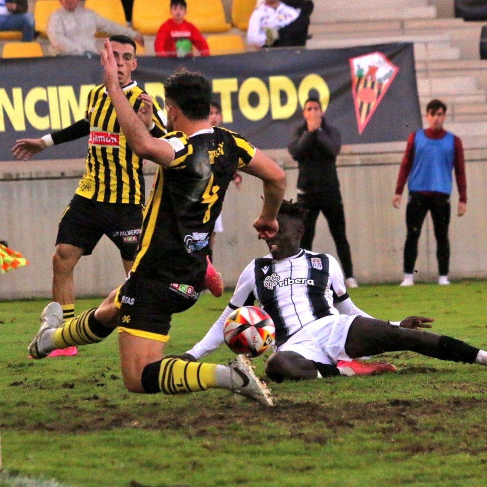 Una jugada en el San Roque-Cartagena B.