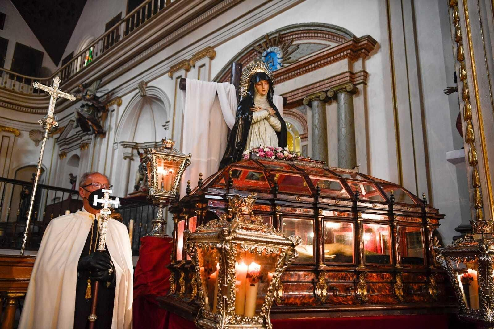 Santa Ana abre sus puertas para venerar al Señor del Santo Sepulcro y la Virgen de la Soledad