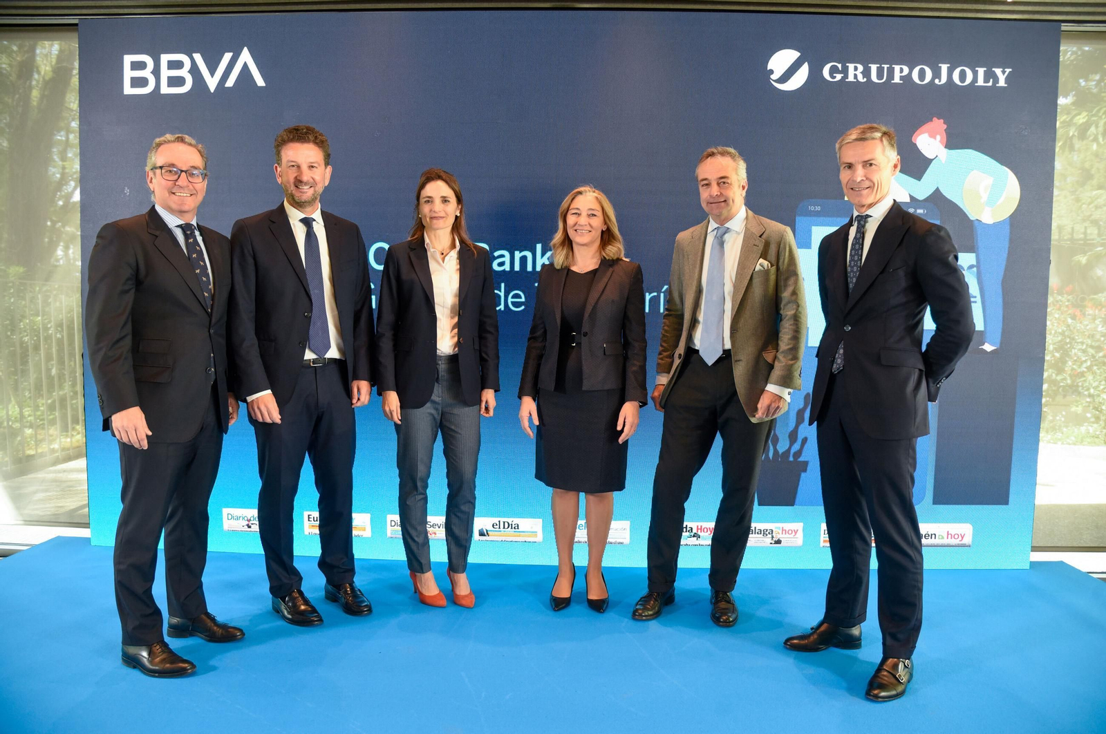 Foto de familia con miembros del equipo de BBVA. En el centro, las dos ponentes del día: Ana Climente (izquierda) y Asunción Álvarez (derecha).