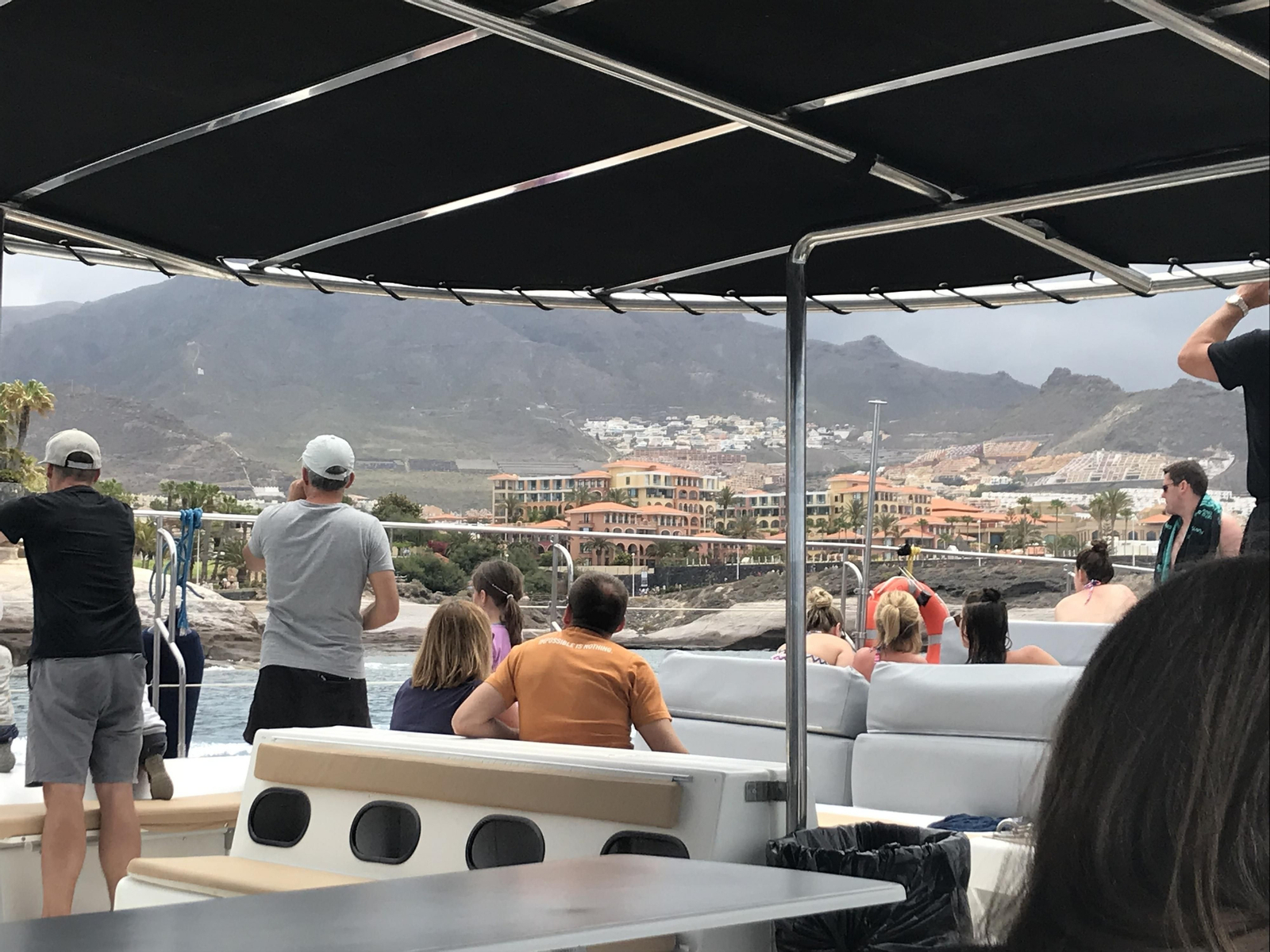 3. El Catamarán One 4 You durante la excursión de avistamiento de cetaceos en la zona sur de la isla.