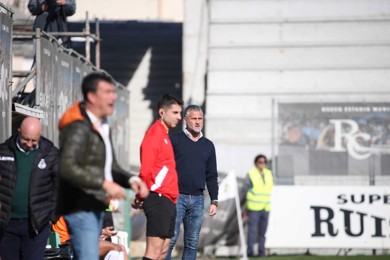 Toni Otero, entrenador del Pontevedra, en la banda del Municipal