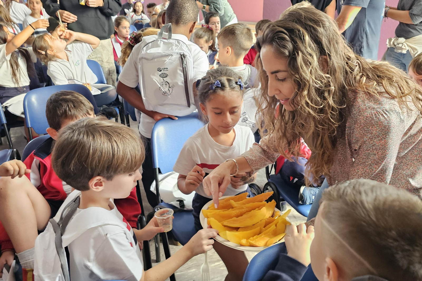 Los escolares desayunan mango en las jornadas de Jaén.