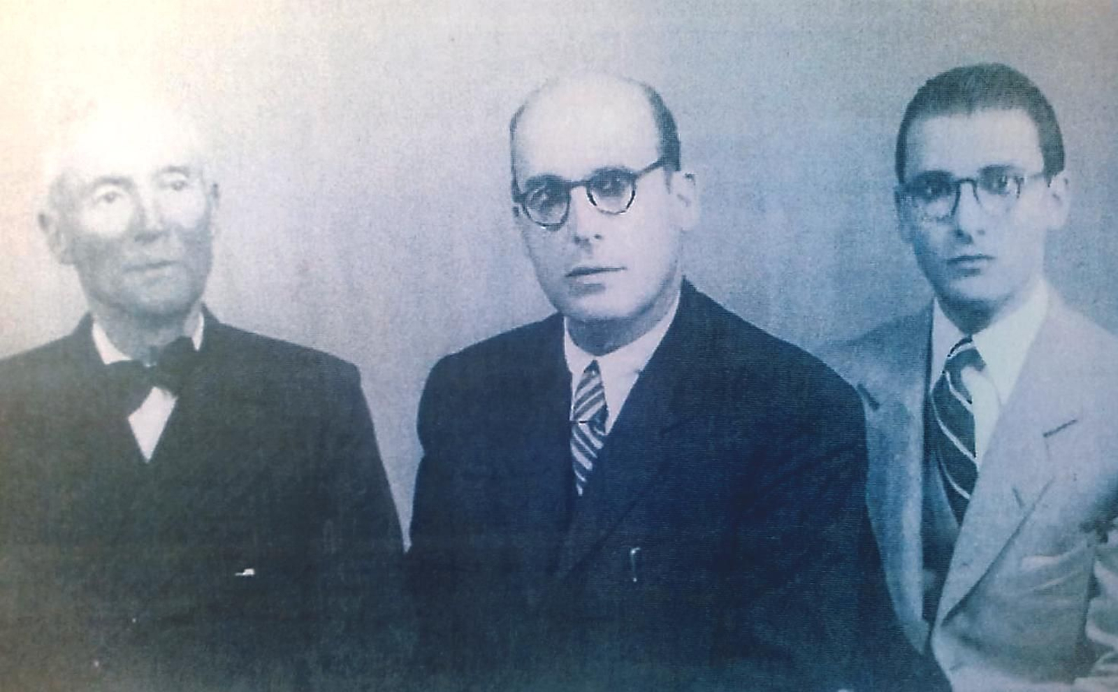 Tomás Abad Caballero (en el centro, junto a su padre e hijo).