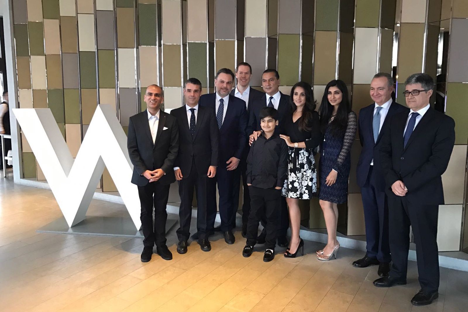 Foto de familia por la firma ayer del  acuerdo para la apertura del hotel.