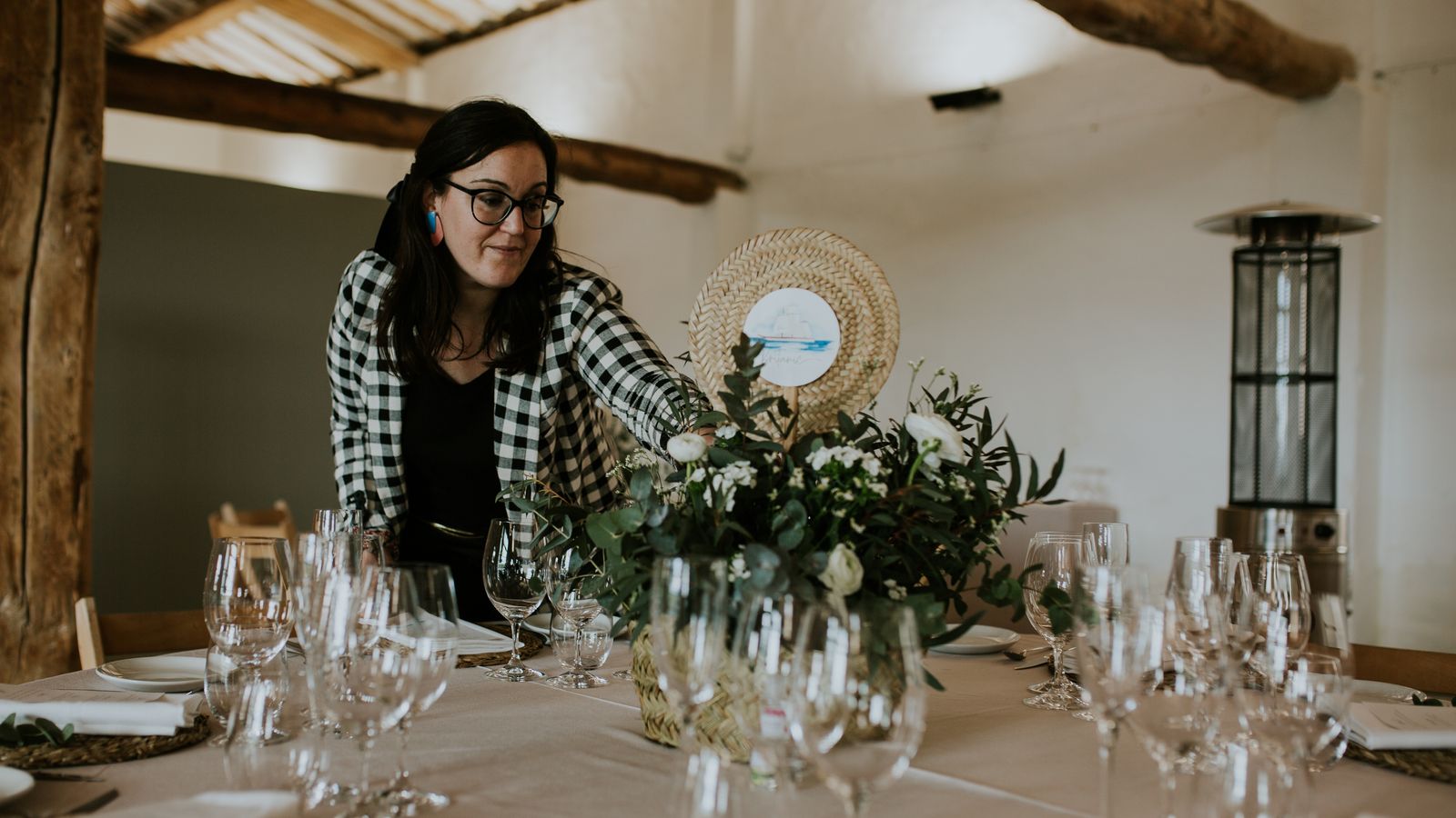 La wedding planner Ángeles Silvestre ultima la decoración de una mesa de boda.