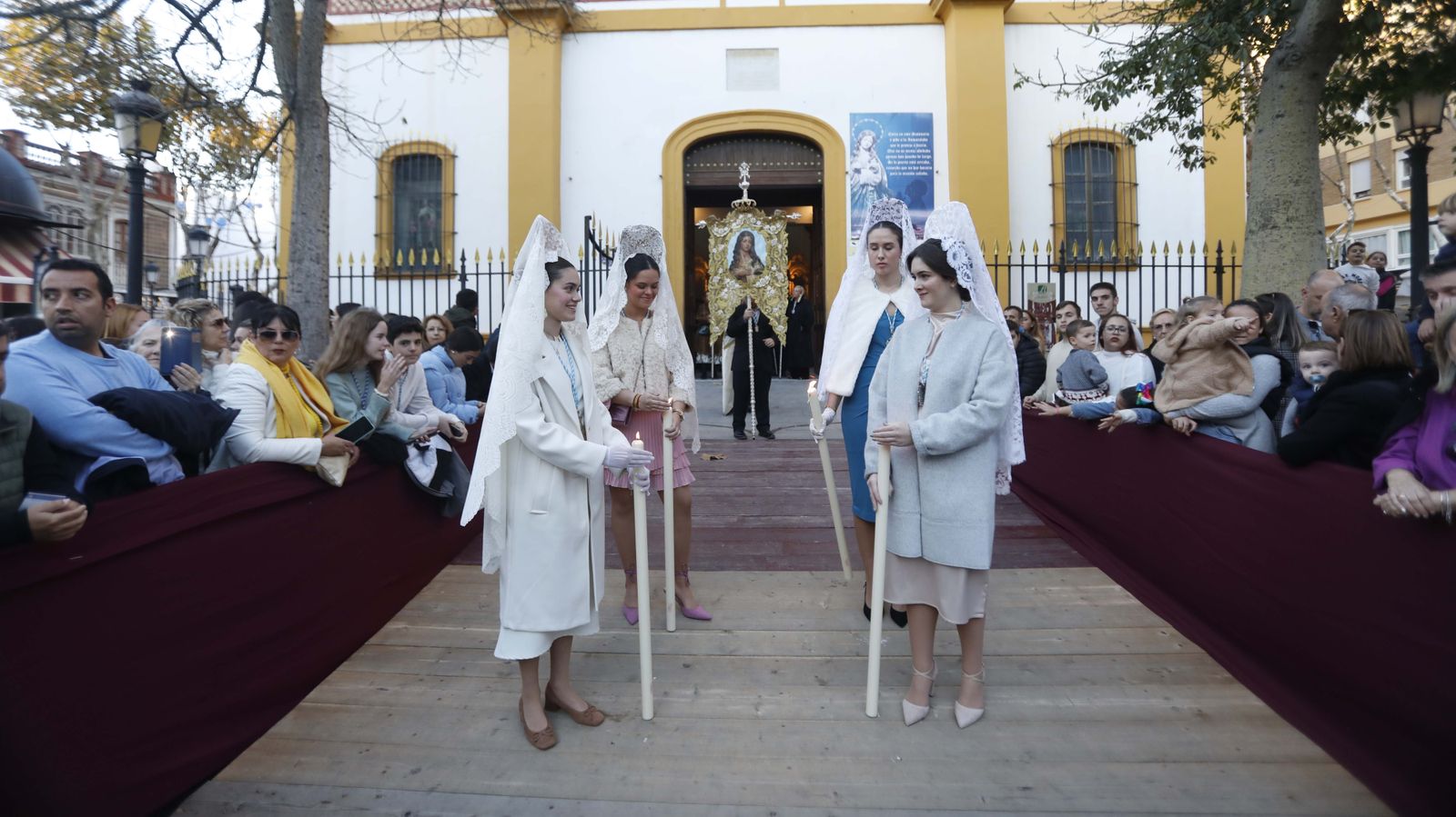 Las fotos de la procesión de la Inmaculada Concepción por las calles de la Línea