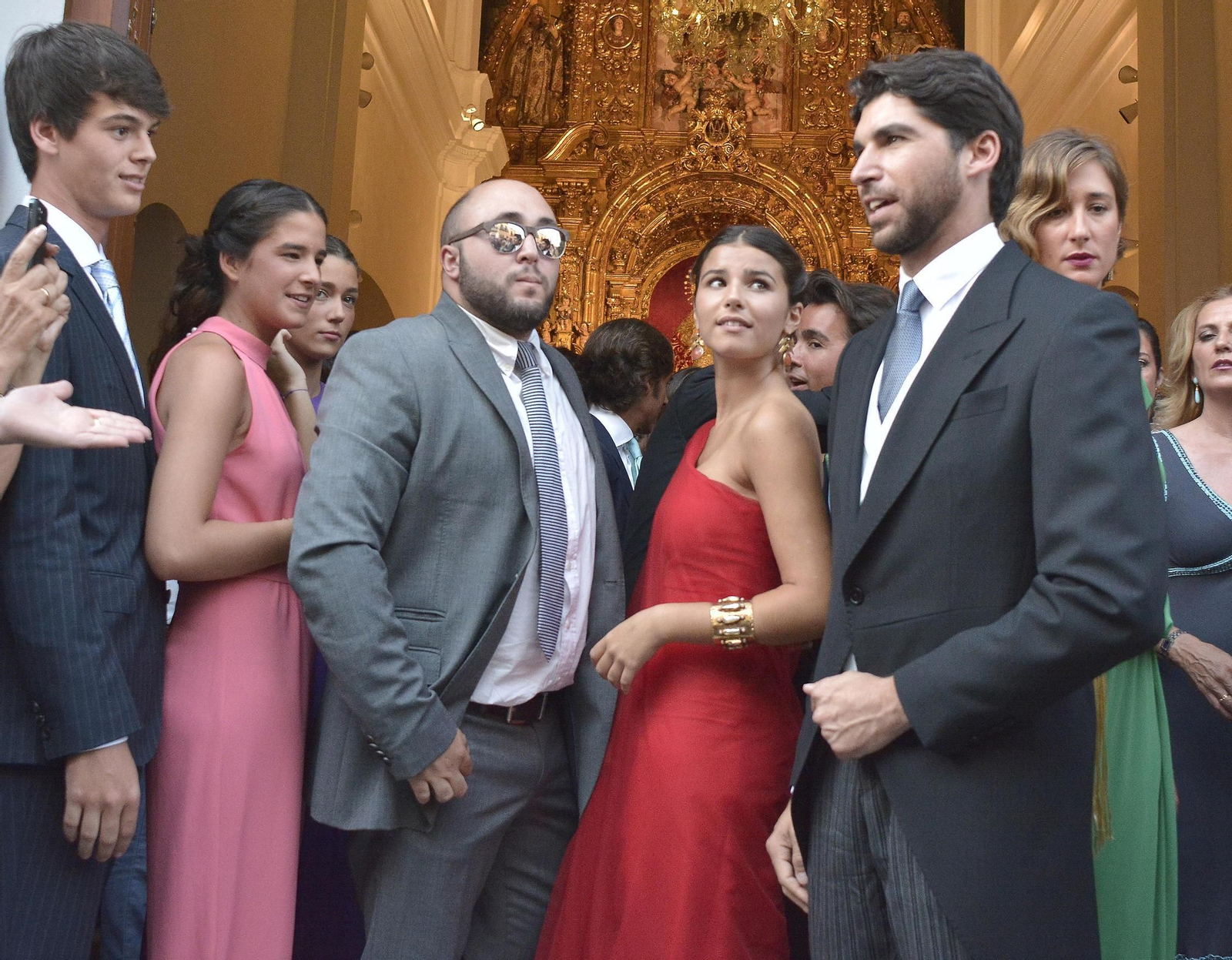 Kiko Rivera, Lucía y Tana Rivera aguardan en la puerta de la iglesia