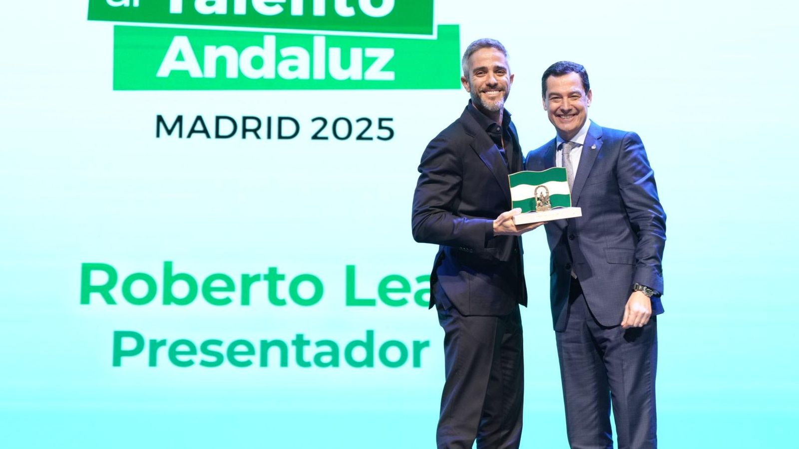 El presidente de la Junta de Andalucía, junto a Roberto Leal, uno de los premiados durante esta convocatoria de los Premios al Talento Andaluz 2025