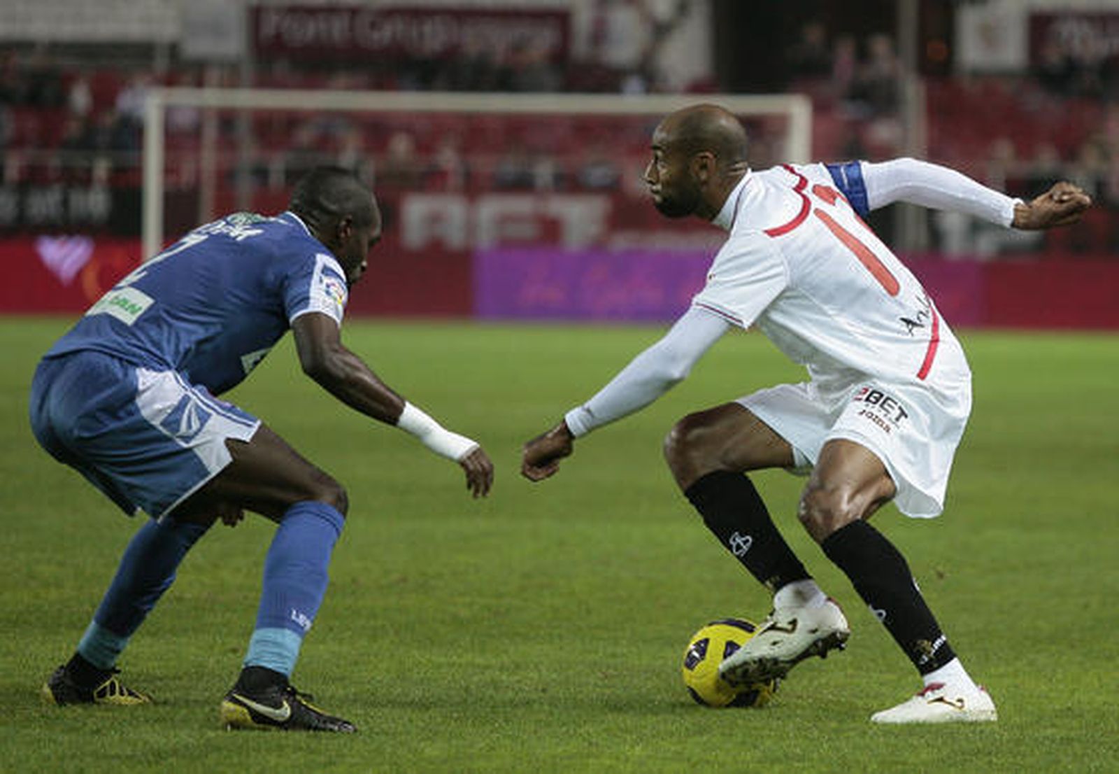 El Sevilla empata (1-1) frente a un digno Granada, que se llevó el III Trofeo Antonio Puerta en los penaltis ante un escaso público.

Foto: Juan Carlos Muñoz