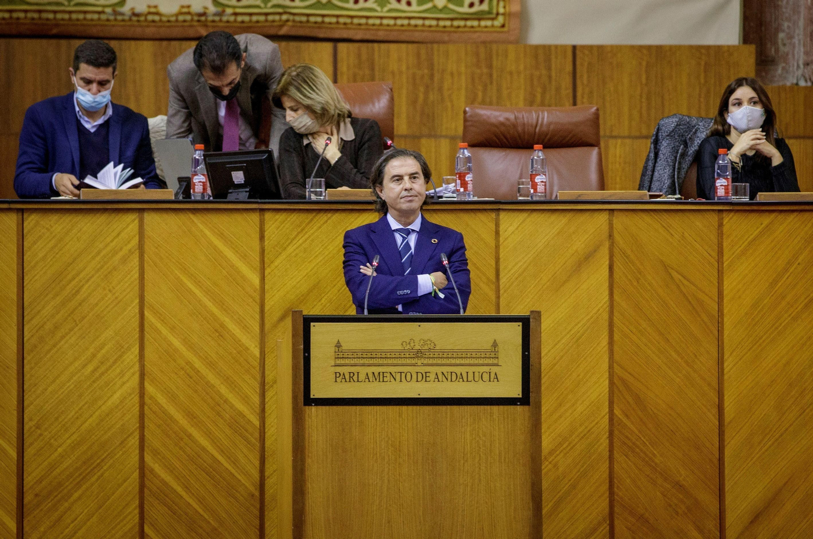 El diputado de Vox Benito Morillo espera en la tribuna mientras salen los diputados no adscritos de Adelante tras protestar por la ley de concordia.