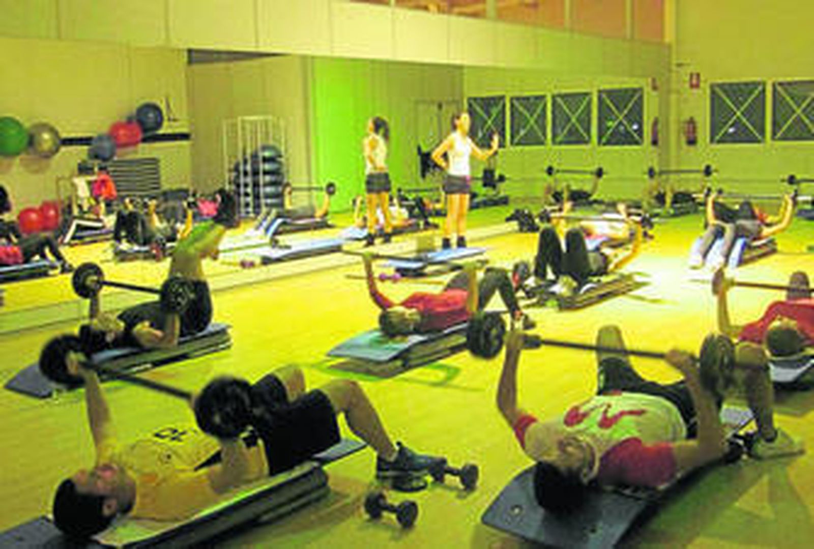 Alumnos en la clase de power pump que dirige Leo Cabanillas cada lunes en el Centro Deportivo.