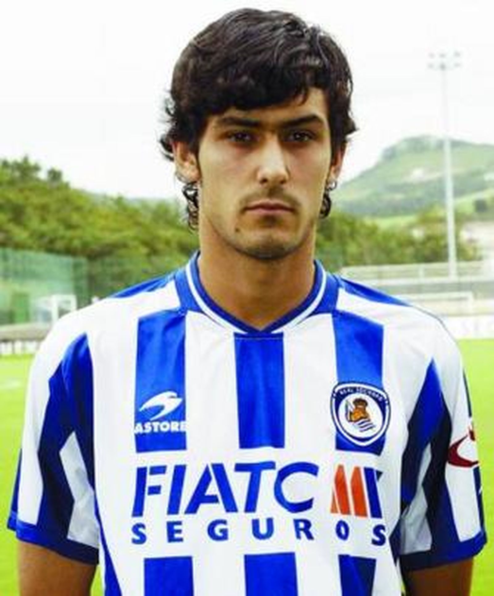 Iosu Villar posa con la camiseta de la Real Sociedad.