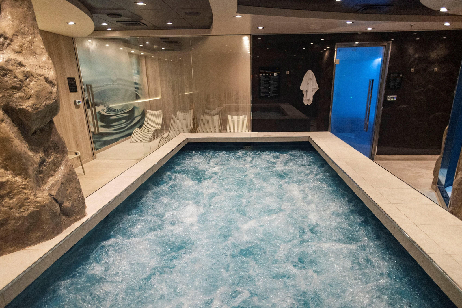 Imágenes de la visita del crucero MSC Euribia al puerto de Cádiz