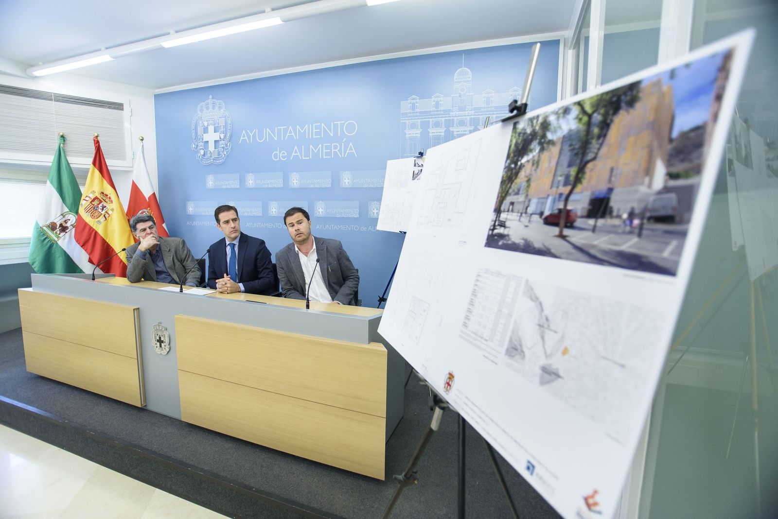 Castellón, flanqueado por los dos arquitectos ganadores del concurso.