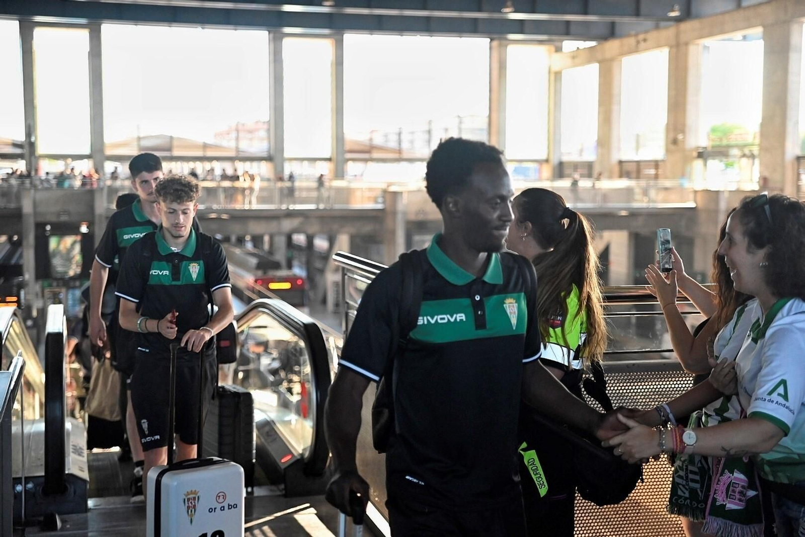 Las mejores fotos del recibimiento al Córdoba CF tras su partido en Barcelona
