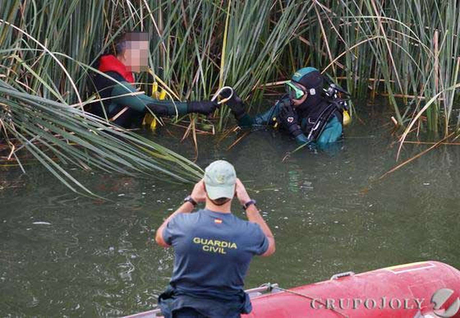 Los buzos buscan el río el cadáver del bañista. 

Foto: Victoria Hidalgo